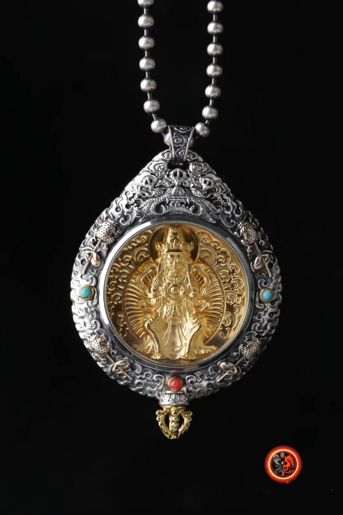 Pendentif bouddha. Zakiram, déité de la richesse de bonne fortune.Amulette de protection du bouddhisme tibetain. Argent massif, or. - obsidian dragon