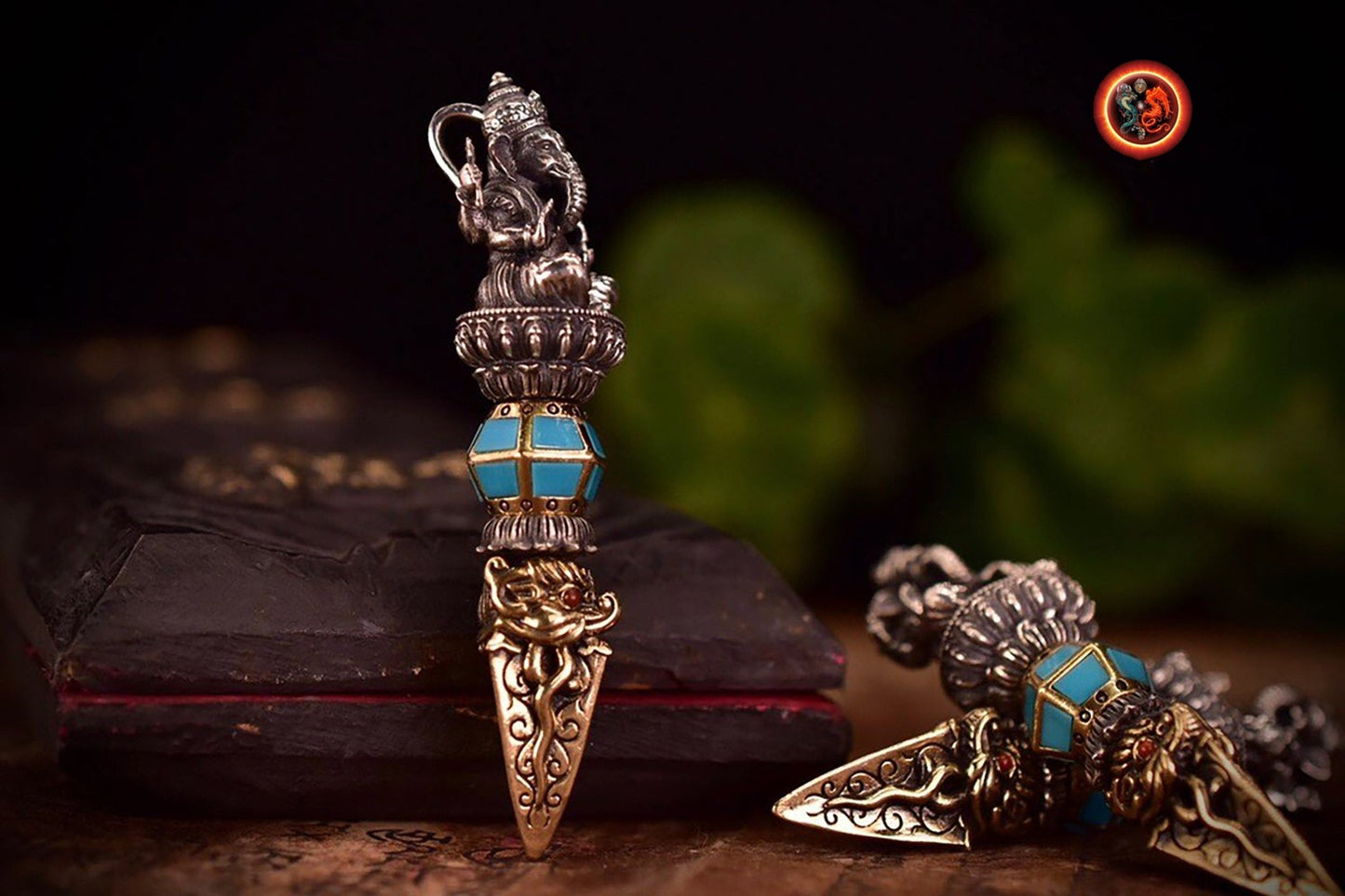 Pendentif traditionnel bouddhiste, bouddhisme tibétain. Ganesh trônant sur une Phurba. protection Tantrique Vajrayana. Argent 925, turquoise - obsidian dragon