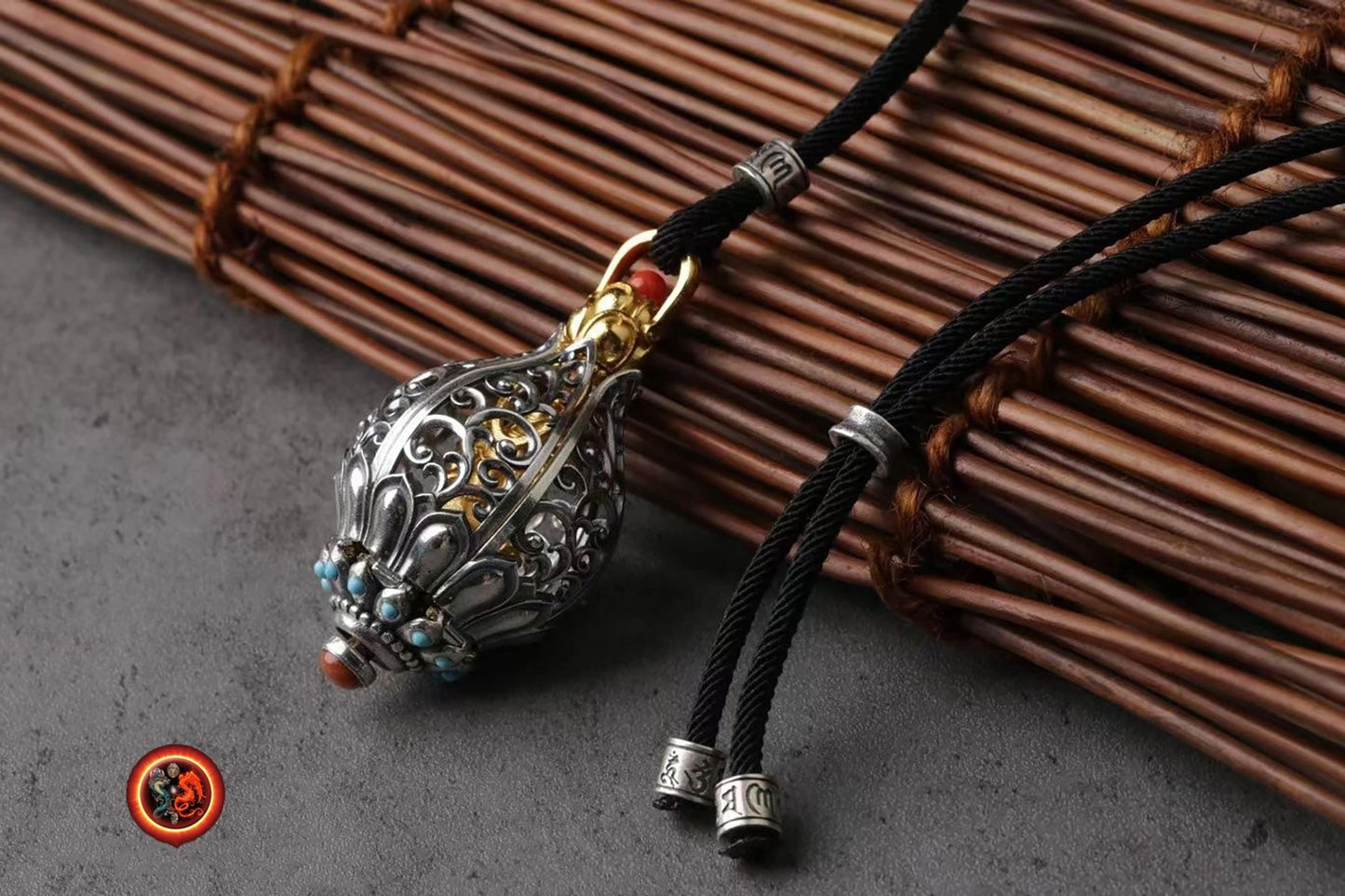 Pendentif Bouddha. Amulette Guan Yin/ Chenrezig, dans un Lotus à 6 pétales. Argent 925, plaqué or 24k pendentif ouvrant. - obsidian dragon
