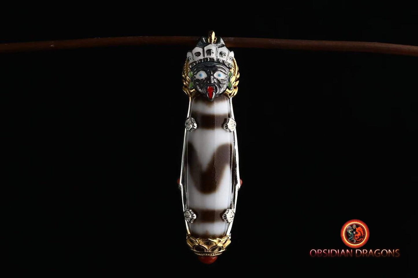 Pendentif, amulette bouddhiste tibétaine de bonne fortune. DZI, agates sacrées tibétaines authentiques "dents de tigre" Déité de la richesse - obsidian dragon