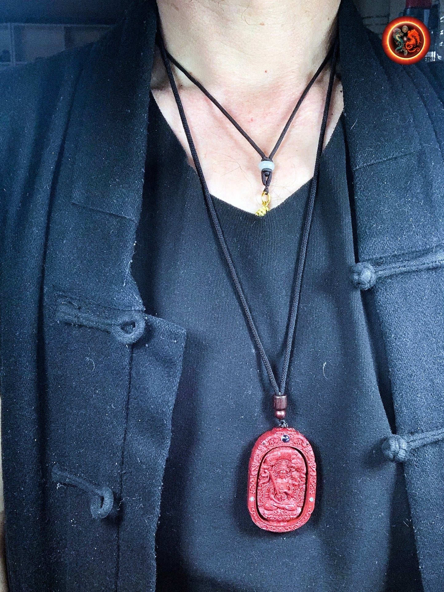 Pendentif, amulette bouddhiste tibétaine, bouddha. Akashagarbha. Cinabre. sutra du coeur en nanoscript. Protection bouddhiste. Avec cordon - obsidian dragon