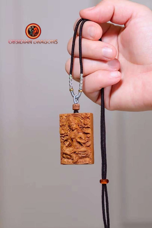 pendentif bouddha, bouddhiste tibetain en santal exceptionnel dit "Laoshan" originaire de Mysore en Inde. Déité Tara sous sa forme verte. - obsidian dragon