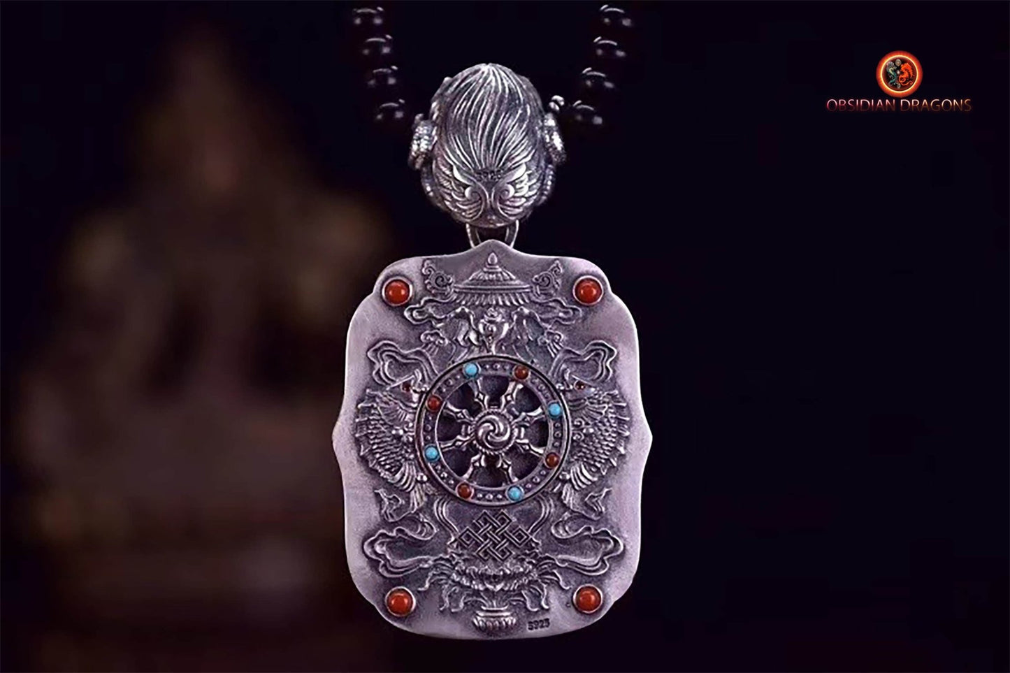 Pendentif bouddha Amitabha. Amulette de protection du bouddhisme vajrayana esoterique tibétain. représentation de Garuda sur la beliere. - obsidian dragon