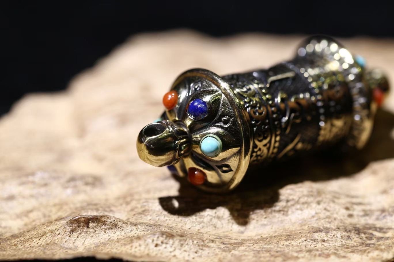 Gau, moulin à prière bouddhisme tibétain, rouleau du sutra du coeur à l'intérieur, mantra de la grande compassion "Om mani padme hum" cuivre - obsidian dragon