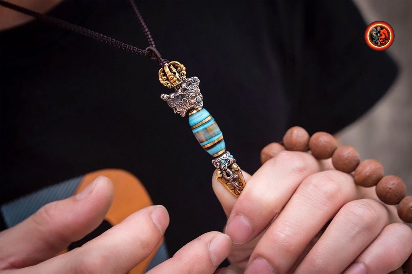 Pendentif dague Phurba bouddhisme vajrayana. DZI tournant au choix Mantra de la compassion "om mani padme hum" ou DZI à 9 yeux - obsidian dragon
