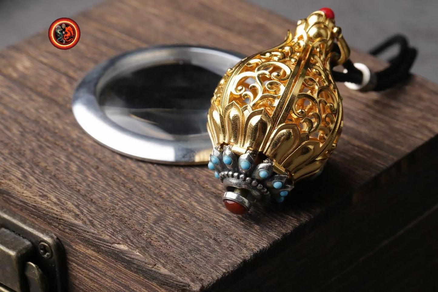 pendentif bouddha ,Amulette. Guan Yin, Chenrezi dans un Lotus à 6 pétales. laiton, plaqué or 24k pendentif ouvrant grâce a un bouton - obsidian dragon