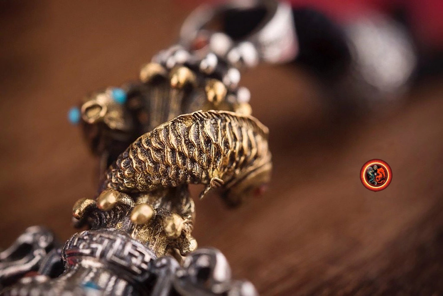 Pendentif DZI à 9 yeux. Bouddhisme tibétain, Inspiration agate sacrée tibétaine. DZI tournant. Symbole du poisson et du vase aux tresors. - obsidian dragon