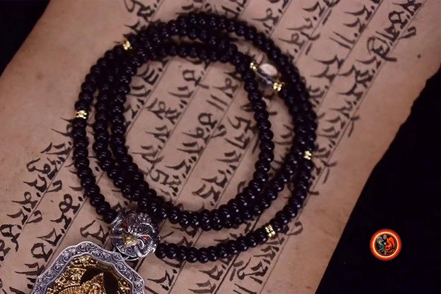 pendentif amulette de protection bouddhiste Bouddha Akashagarbha mala de prière et méditation 108 perles, argent 925 or 18K bélière Garuda - obsidian dragon