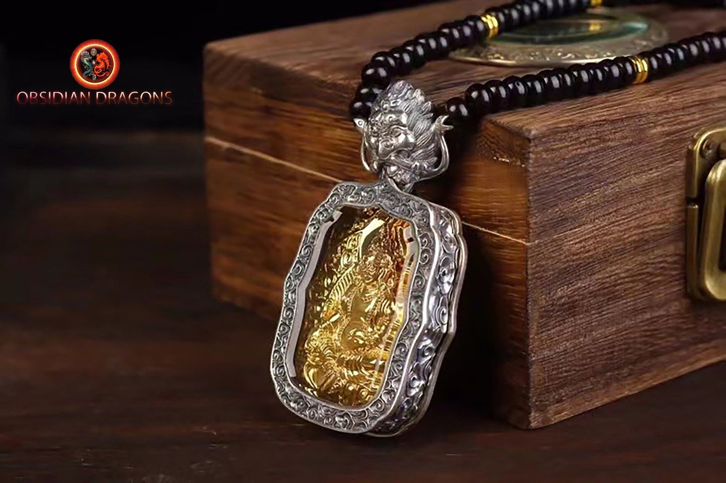 Pendentif bouddha. Jambhala, déité de la richesse. Amulette de protection du bouddhisme vajrayana esoterique tibétain. représentation de Garuda sur la beliere. - obsidian dragon