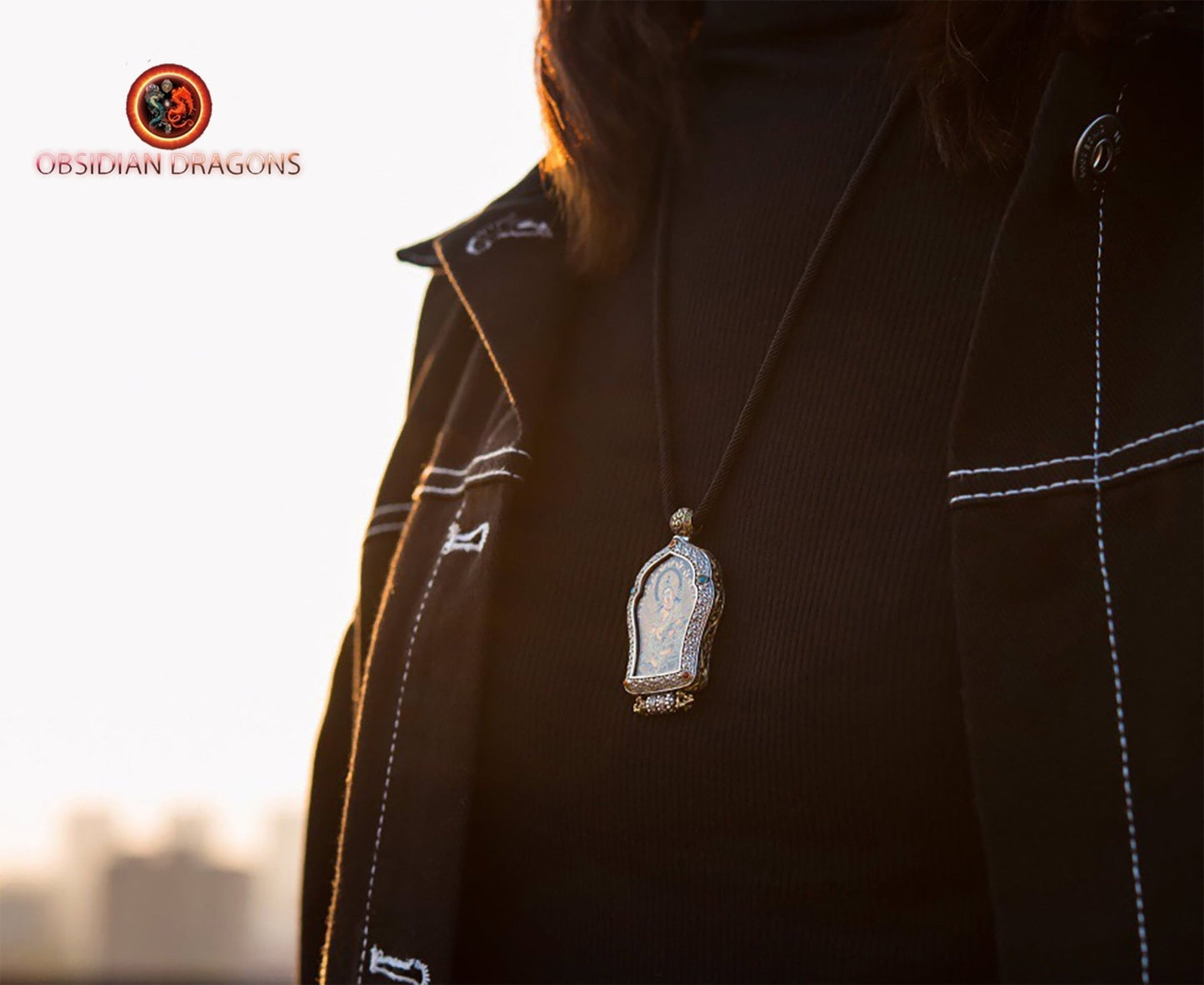 Pendentif Bouddha Amitabha. Ghau, amulette de protection tibétaine. Véritable tangka artisanal - obsidian dragon