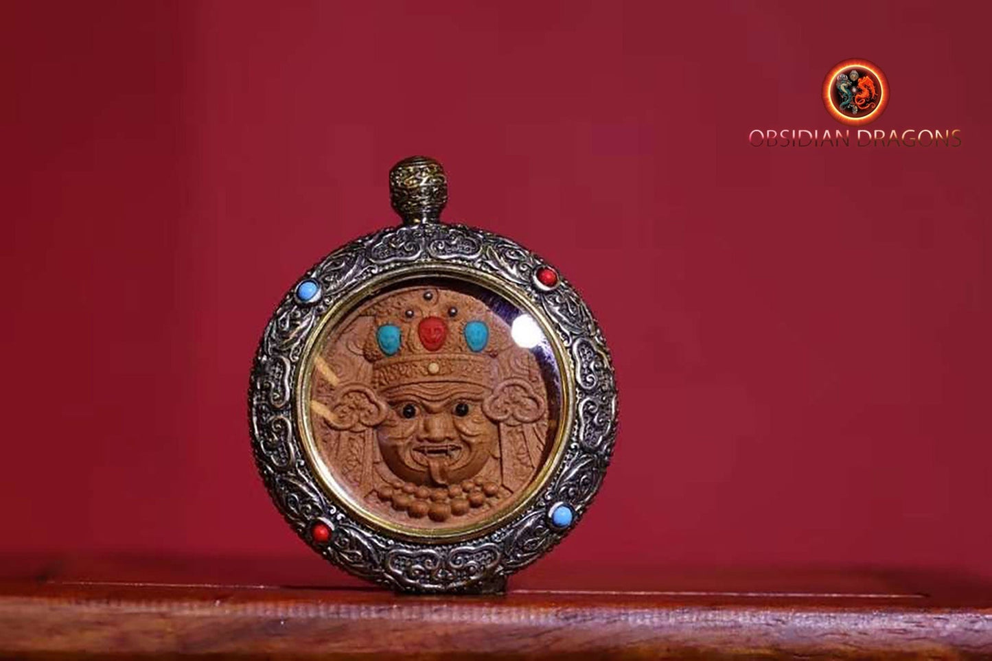 Pendentif, amulette bouddhiste tibétaine, divinité Zakiram richesse et bonne fortune Santal exceptionnel dit de Laoshan argent 925 turquoise - obsidian dragon