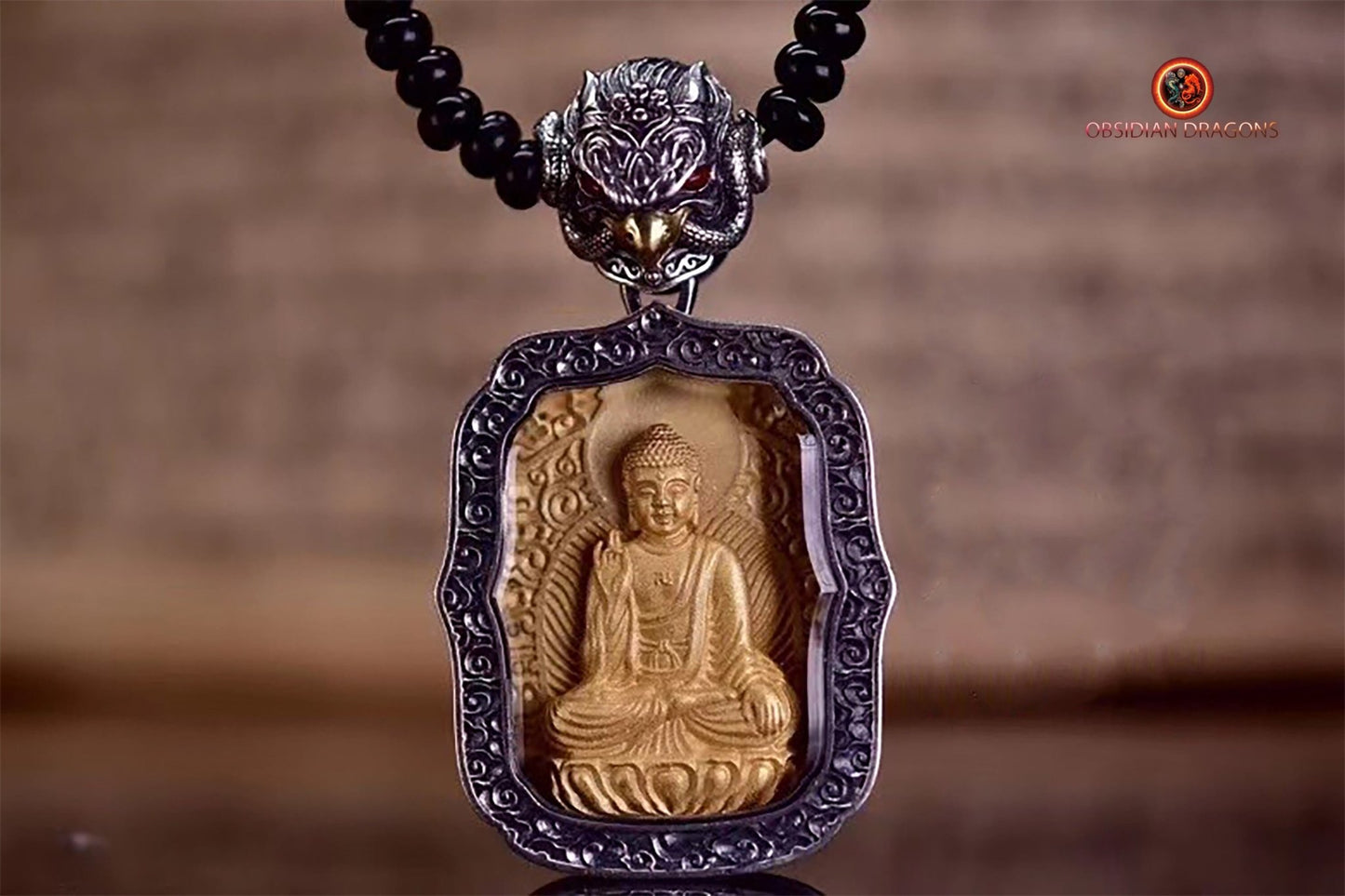 Pendentif bouddha Amitabha. Amulette de protection du bouddhisme vajrayana esoterique tibétain. représentation de Garuda sur la beliere. - obsidian dragon