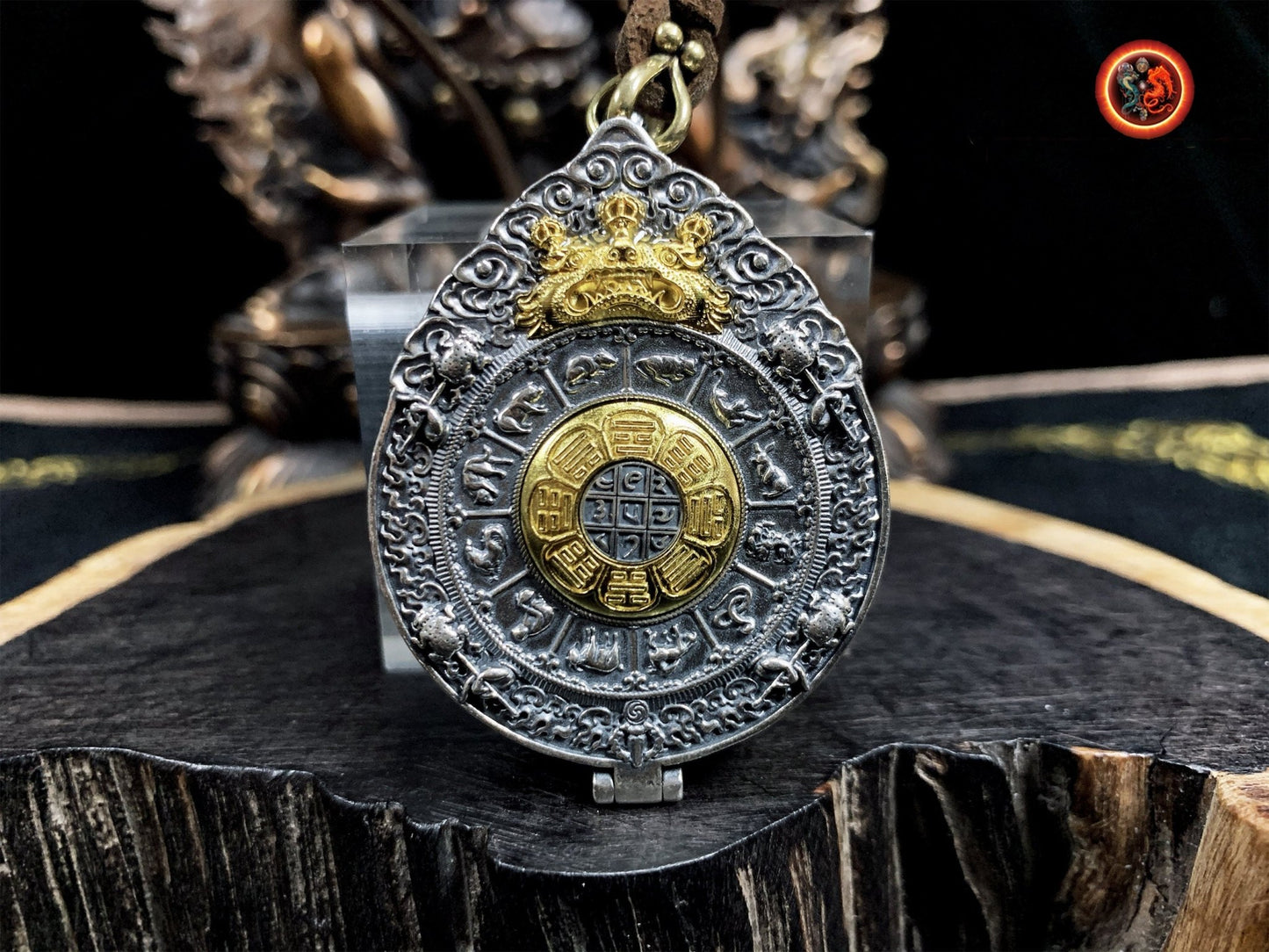 Pendentif, reliquaire, protection bouddhiste tibétaine. ouvrant, trigrammes bagua tournant. Argent 925. Roue du dharma - obsidian dragon