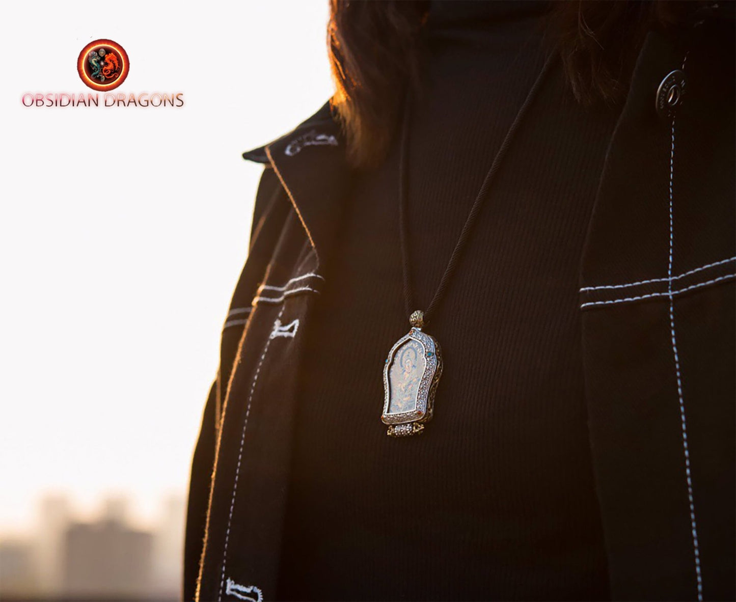 Pendentif Bouddha Vairocana. Ghau, amulette de protection tibétaine. Véritable tangka artisanal - obsidian dragon
