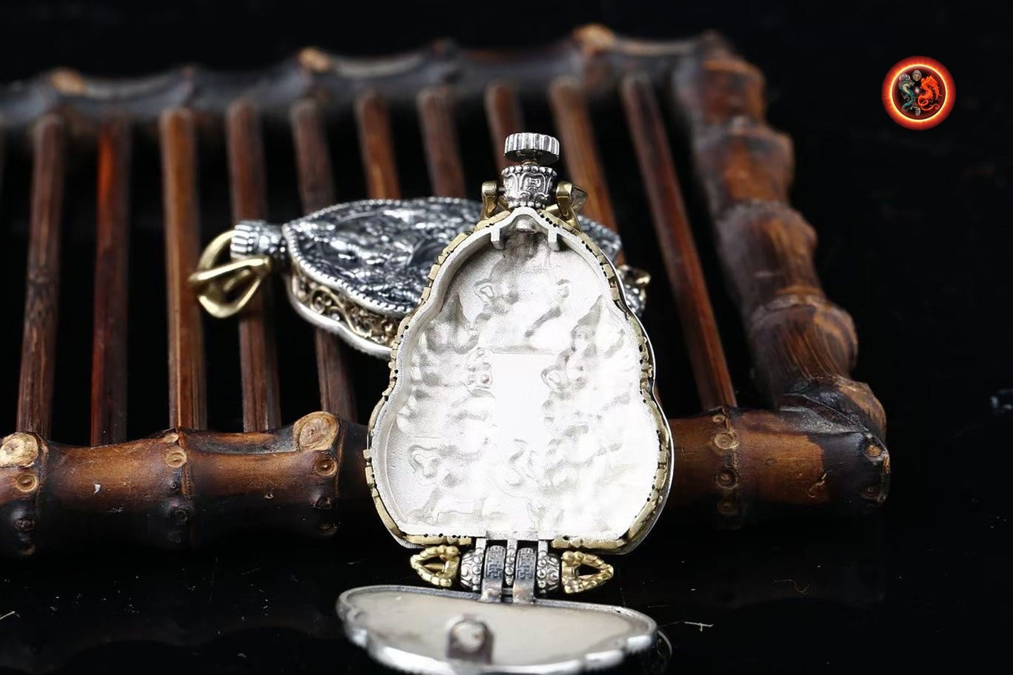 Pendentif bouddha, ghau, bouddhisme tibétain, vajrayana. Déité de la richesse, Jambhala sous ses 5 formes. Mantras au verso, argent 925. - obsidian dragon