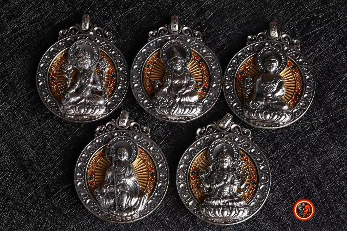 Pendentif, amulette de protection bouddhiste, Tara verte. roue tournante au dos du bouddha, mantra tibétain au verso de l'amulette. - obsidian dragon