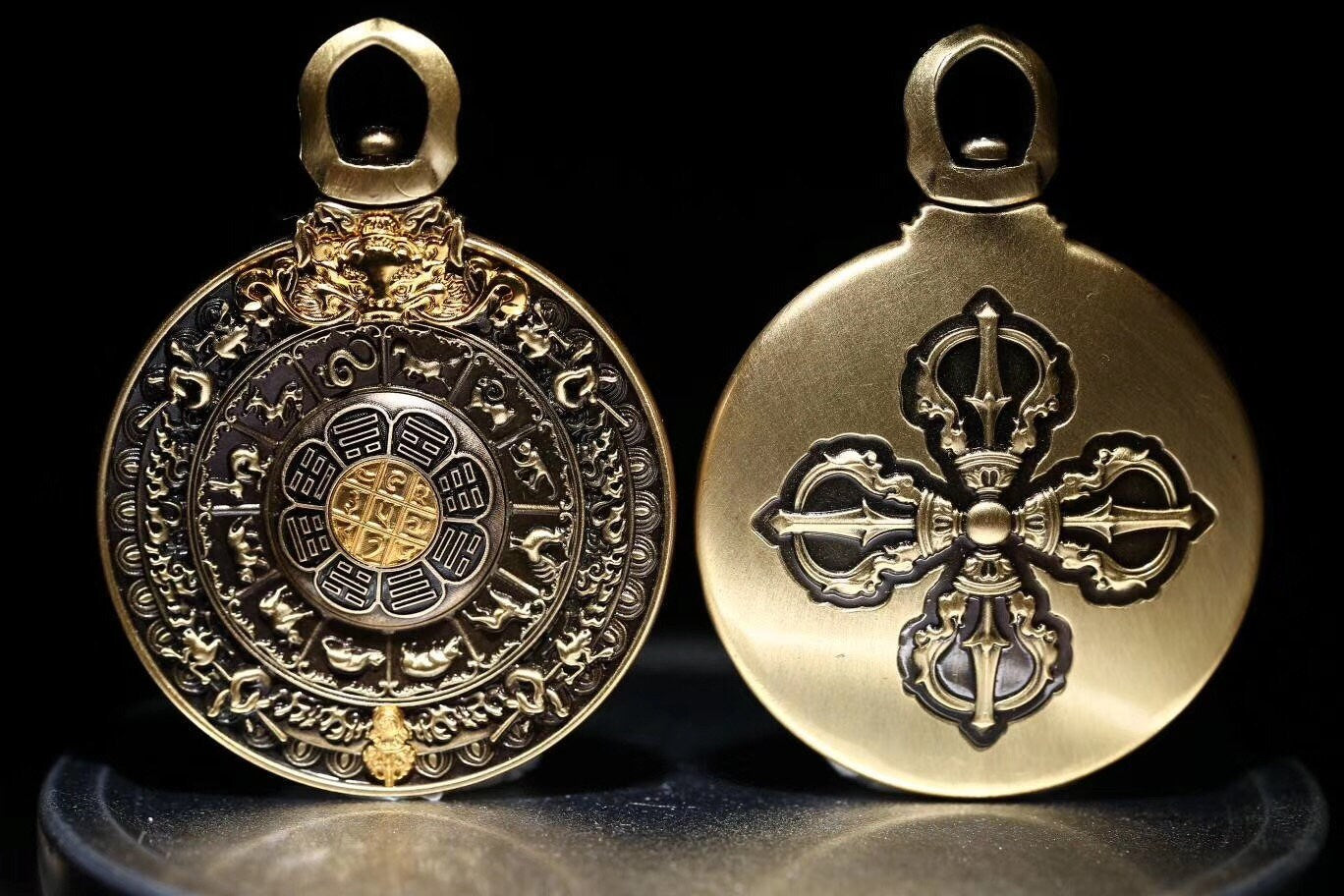 pendentif bouddhiste , amulette de protection tibetaine, talisman feng shui. Roue de la vie bouddhiste tournante. Cuivre. - obsidian dragon