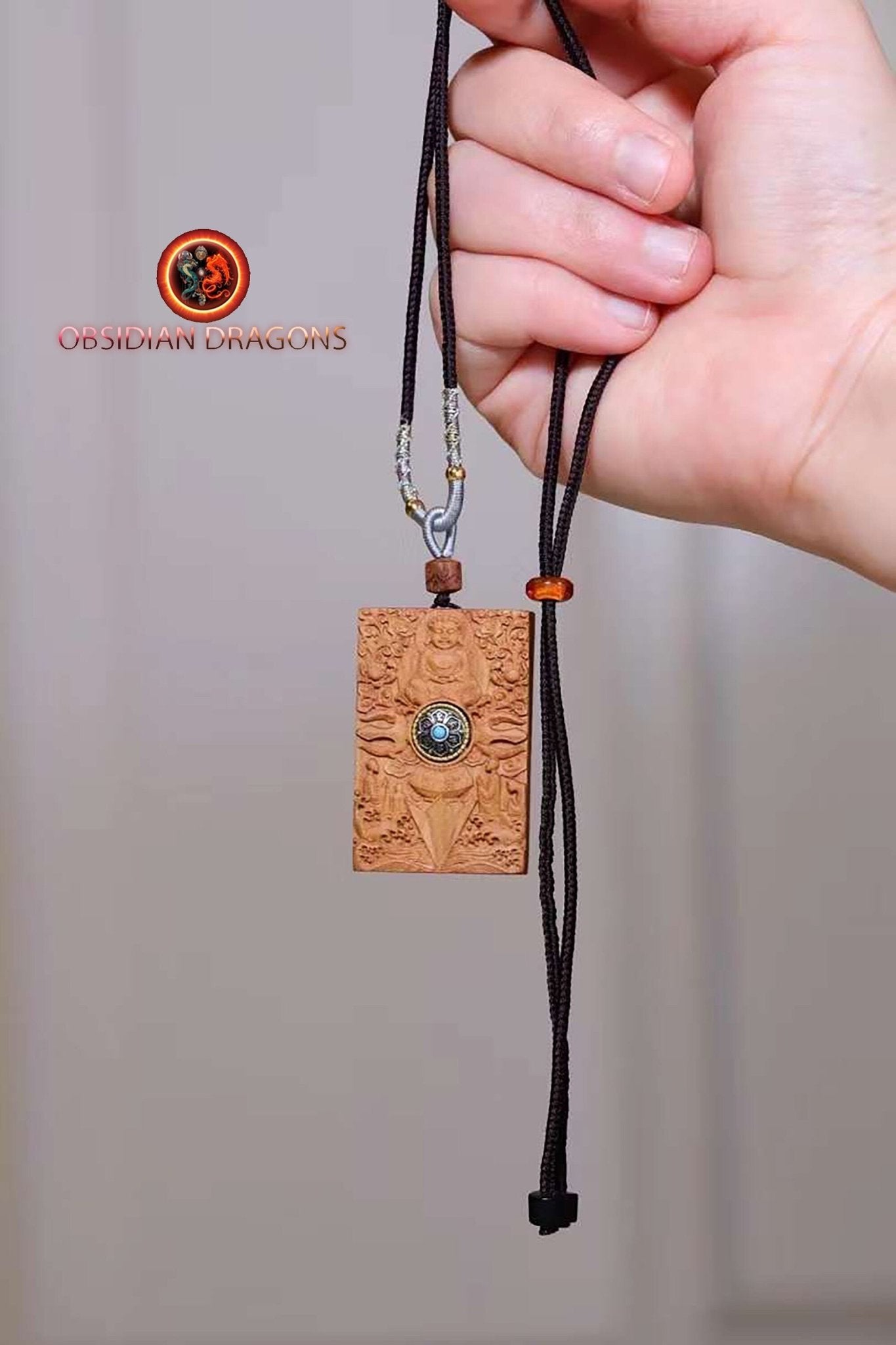 pendentif bouddha, bouddhiste tibetain en santal exceptionnel dit "Laoshan" originaire de Mysore en Inde. Déité de la richesse Jambhala - obsidian dragon