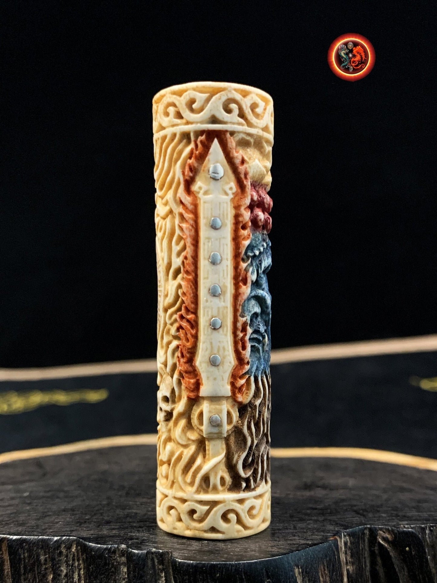Ojime, Représentation du Bouddha Acala sculpté artisanalement en bois de cerf peint de pigments faits de minéraux broyés. Pièce rare - obsidian dragon