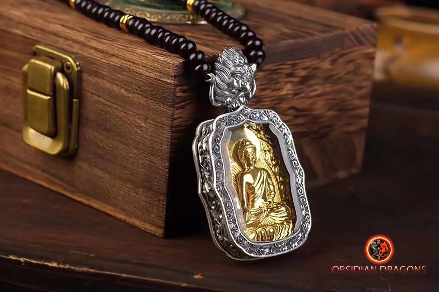 Pendentif bouddha Sakyamuni, amulette de protection du bouddhisme vajrayana esoterique tibétain. représentation de Garuda sur la beliere. - obsidian dragon