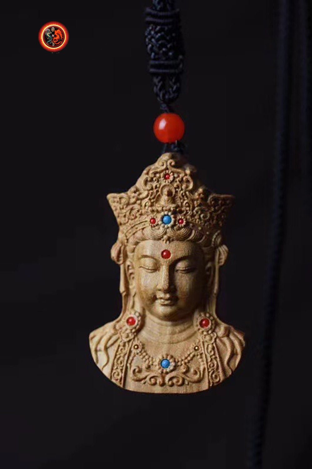 Pendentif, amulette de protection bouddhiste Chenrezi/ Guan Yin. Santal, turquoise et agate nan hong - obsidian dragon