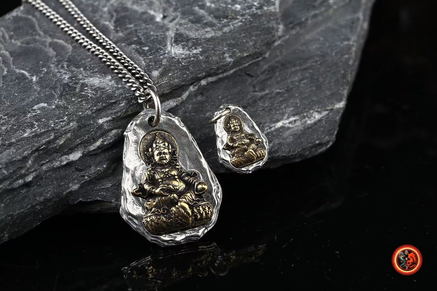 Pendentif bouddha. Jambhala déité tibétaine de la richesse. Amulette de protection du bouddhisme vajrayana - obsidian dragon