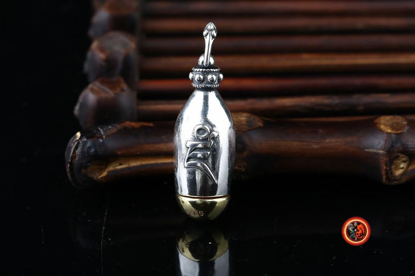 pendentif bouddha, ghau bouddhisme tibetain. Jambhala sous sa forme jaune. Déité de la richesse. mantra syllabe "DZAM" argent 925 et cuivre - obsidian dragon
