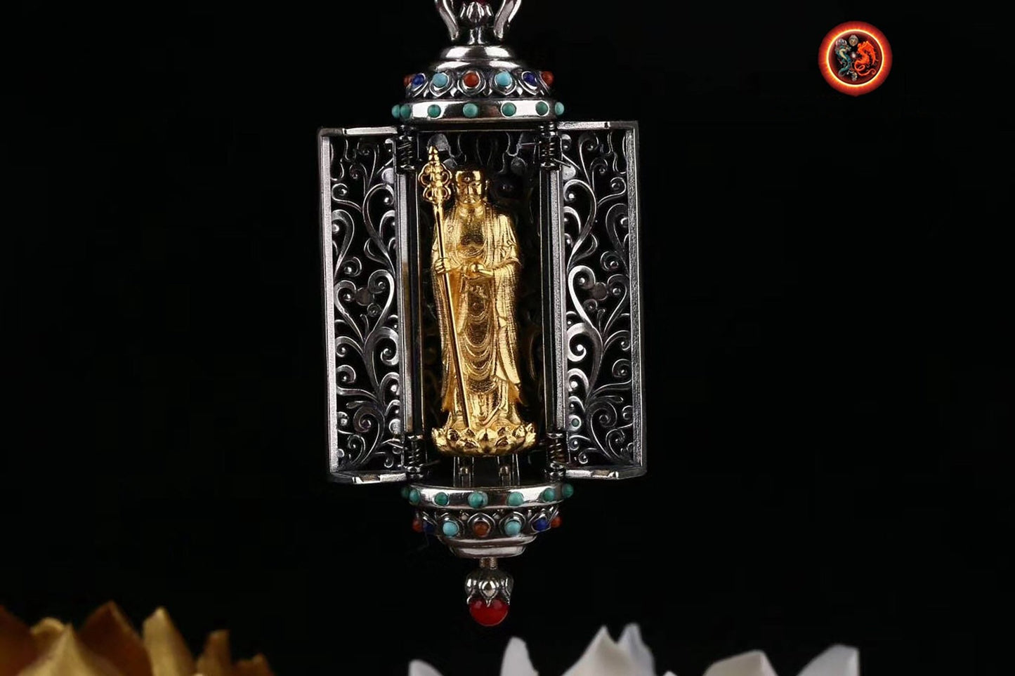 Pendentif autel bouddhiste portatif, Ghau. Dizang/ Jizo. Argent 925 plaqué or 24K. Turquoise d'Arizona, agate dite nan hong, - obsidian dragon