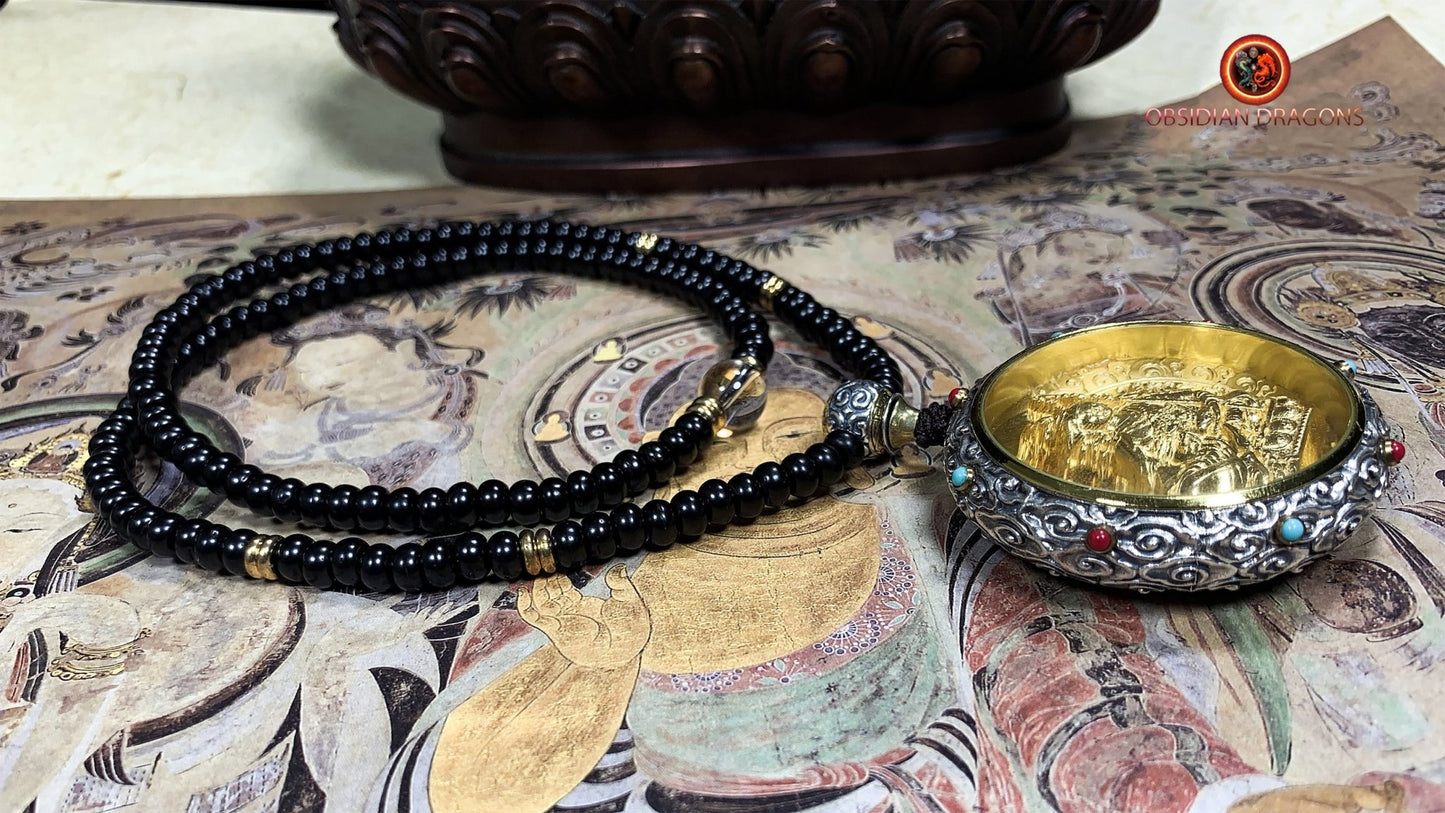 Pendentif bouddha. Bodhisattva Chenrezig/ Guan Yin sous sa forme à milles brasAmulette de protection du bouddhisme vajrayana esoterique tibétain. - obsidian dragon