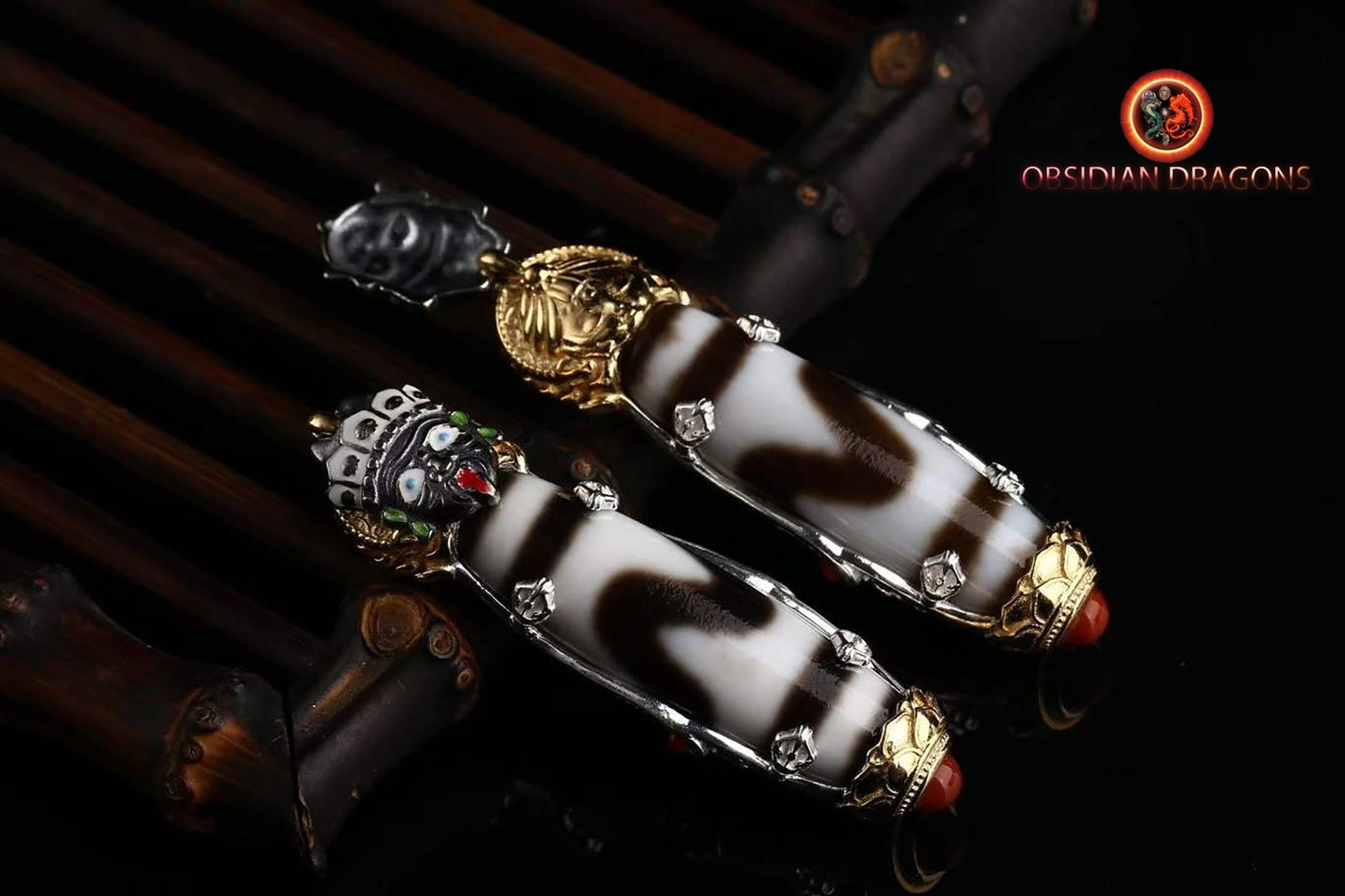 Pendentif, amulette bouddhiste tibétaine de bonne fortune. DZI, agates sacrées tibétaines authentiques "dents de tigre" Déité de la richesse - obsidian dragon