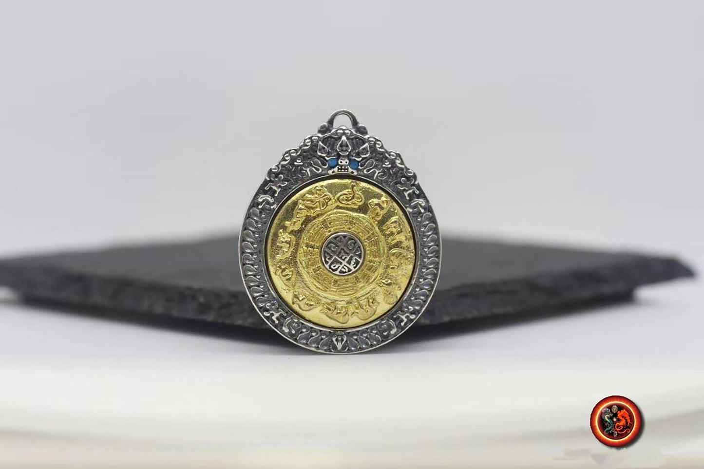 Pendentif Bouddhiste Tibétain traditionnel. Amulette de protection tournant - obsidian dragon