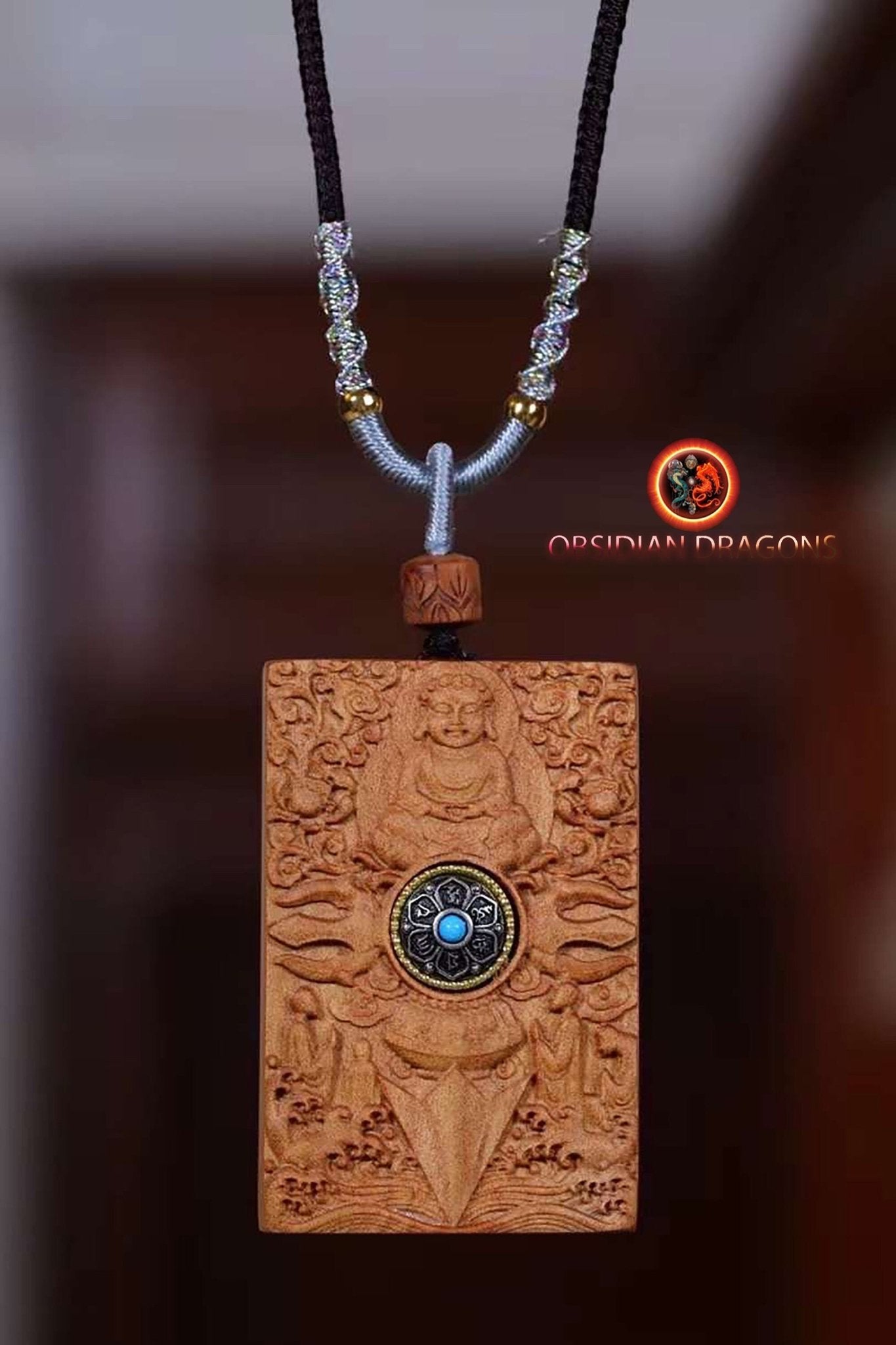 pendentif bouddha, bouddhiste tibetain en santal exceptionnel dit "Laoshan" originaire de Mysore en Inde. Déité Tara sous sa forme verte. - obsidian dragon