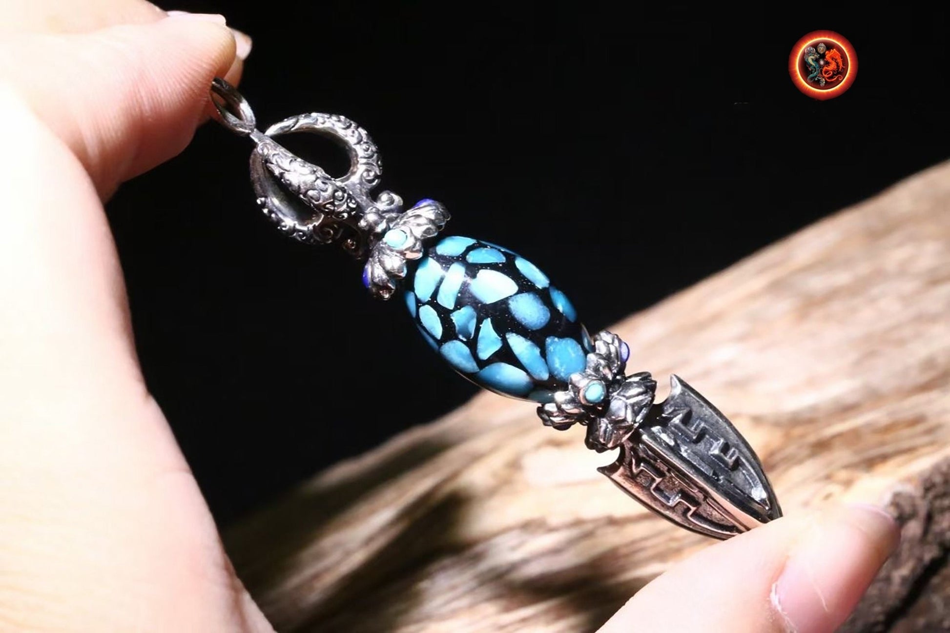 pendentif phurba bouddhiste. Bouddha. bouddhisme tibetain vajrayana. Dague pour vaincre les demons. argent, turquoise - obsidian dragon