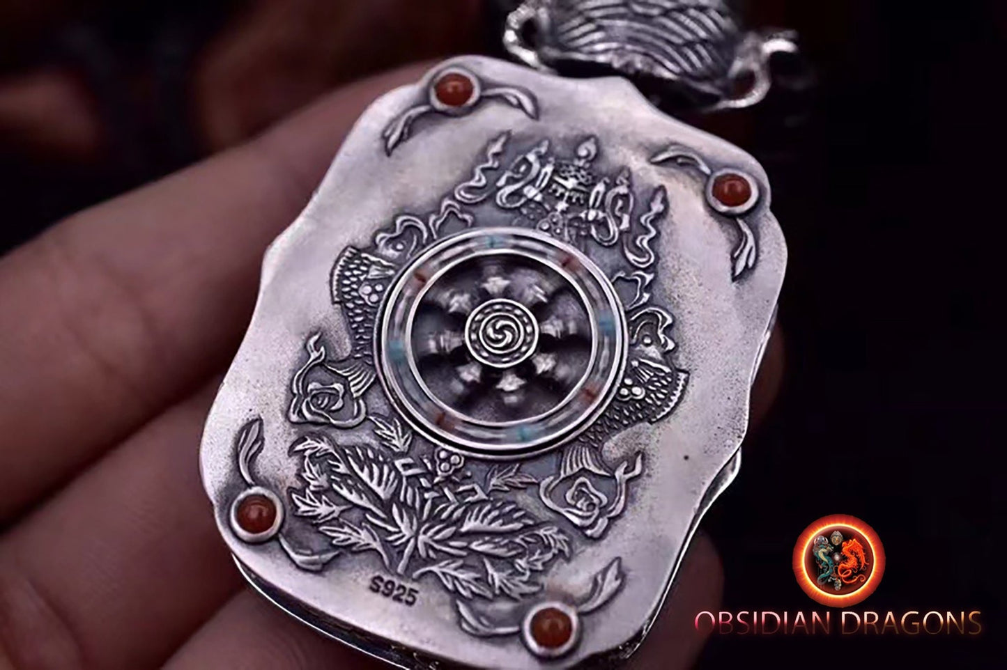 Pendentif bouddha Chenrezig/ Guan Yin, amulette de protection du bouddhisme vajrayana esoterique tibétain. représentation de Garuda sur la beliere. - obsidian dragon