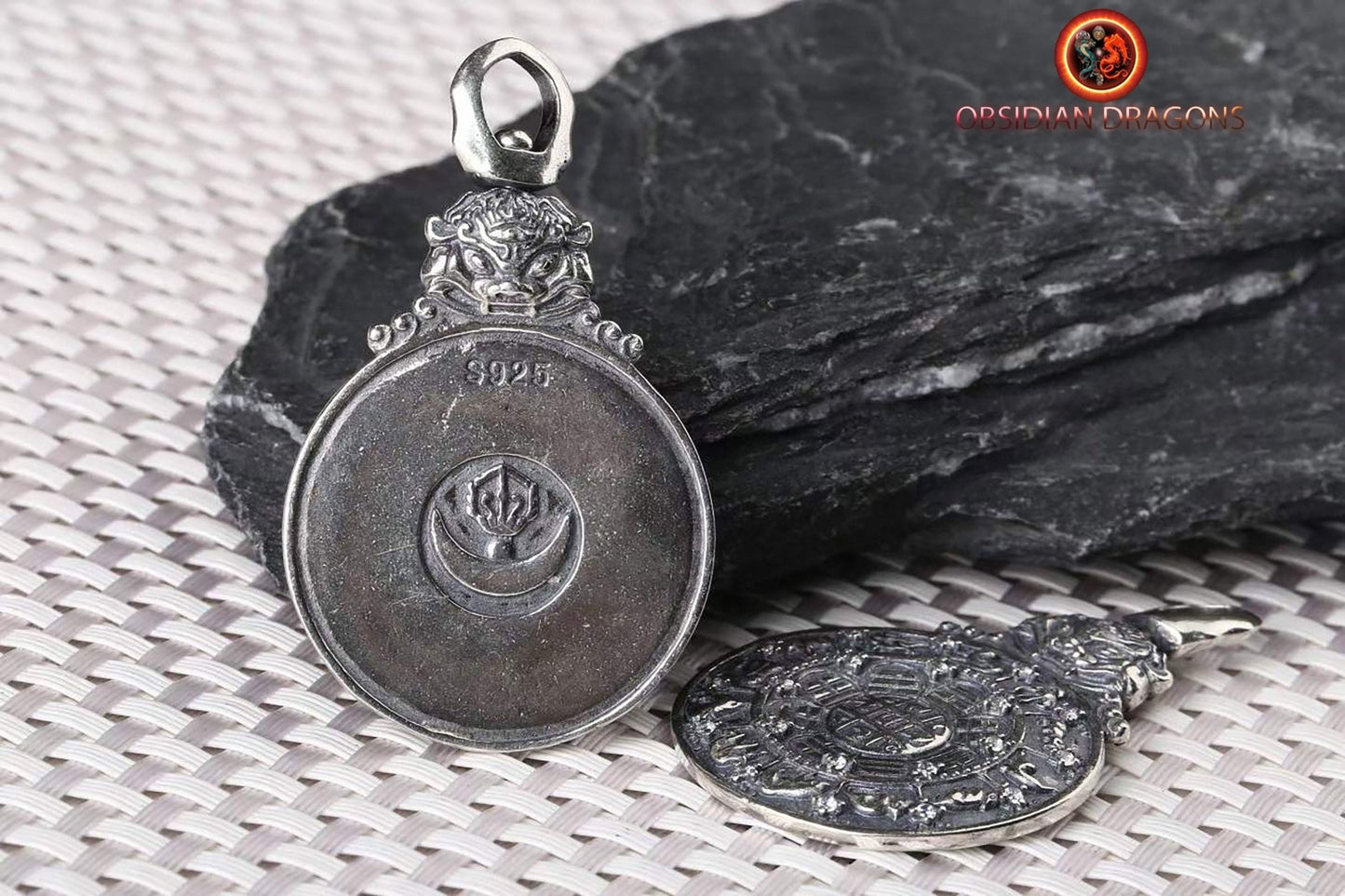 Amulette bouddhiste en argent 925 avec symbole du kartika bouddhiste au verso pour la protection tibétaine et le feng-shui, représentant la roue de la vie bouddhiste. - obsidian dragon