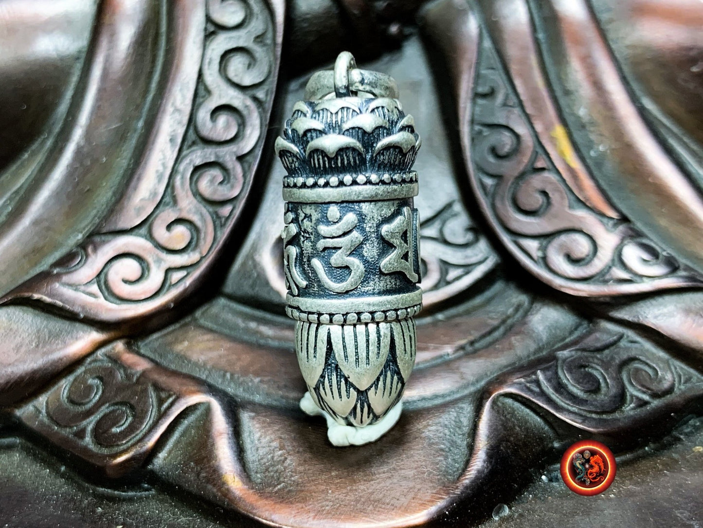 Reliquaire bouddhiste tibetain vajrayana. Moulin a prière ouvrant, lotus. Mantra de la compassion "om mani padme hum". Argent 925 poinçonné - obsidian dragon