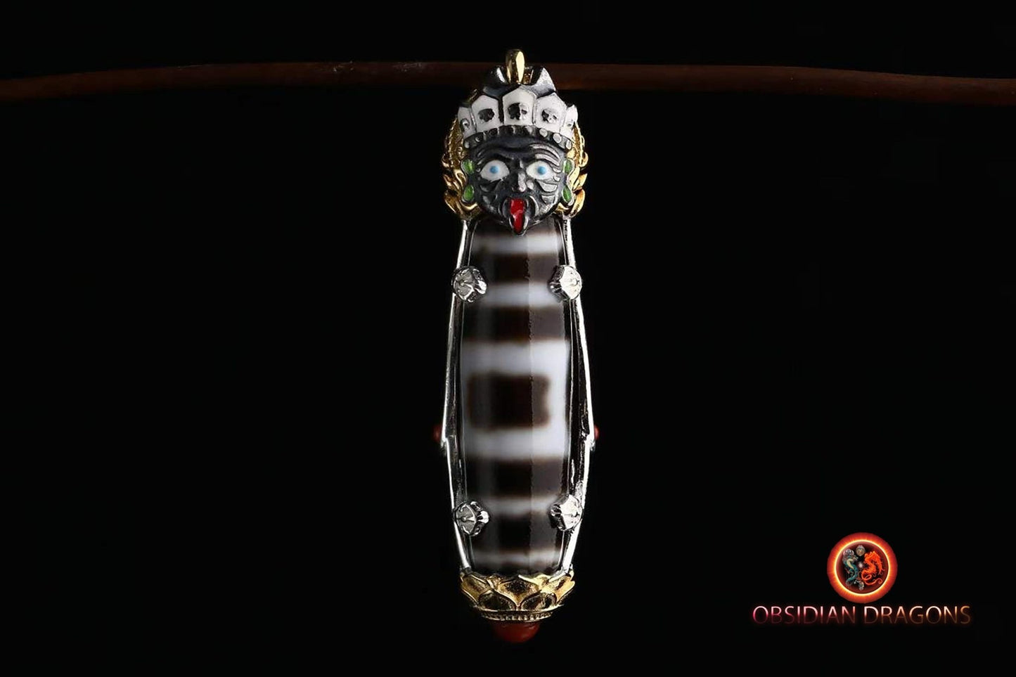 Pendentif, amulette bouddhiste tibétaine de bonne fortune. DZI, agates sacrées tibétaines authentiques "ciel et terre". Déité de la richesse - obsidian dragon
