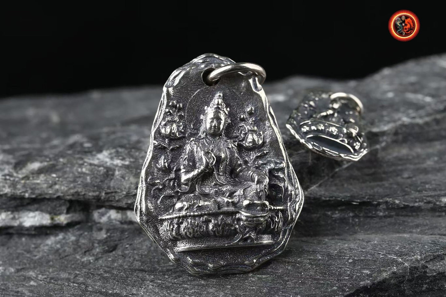 pendentif, talisman, amulette bouddhiste tibétain, déesse Tara sous sa forme blanche. Argent 925 poinçonné. Deux tailles disponibles - obsidian dragon