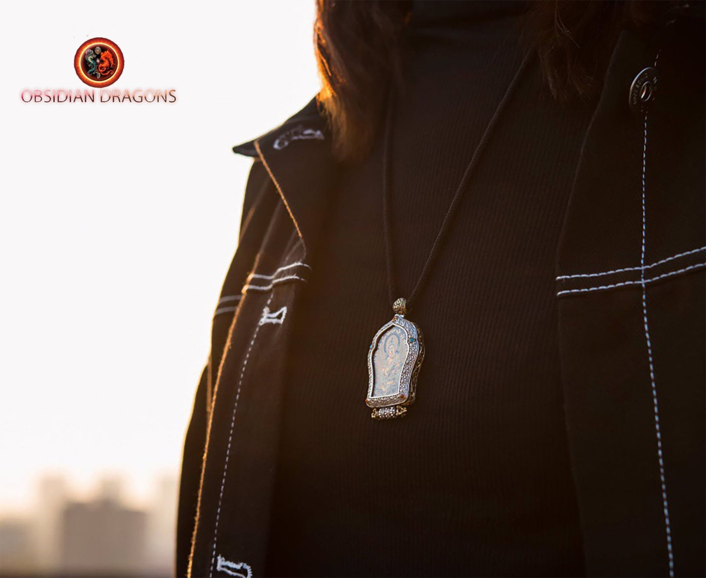 Pendentif Bouddha. Tara verte. Ghau, amulette de protection tibétaine. Véritable tangka artisanal - obsidian dragon