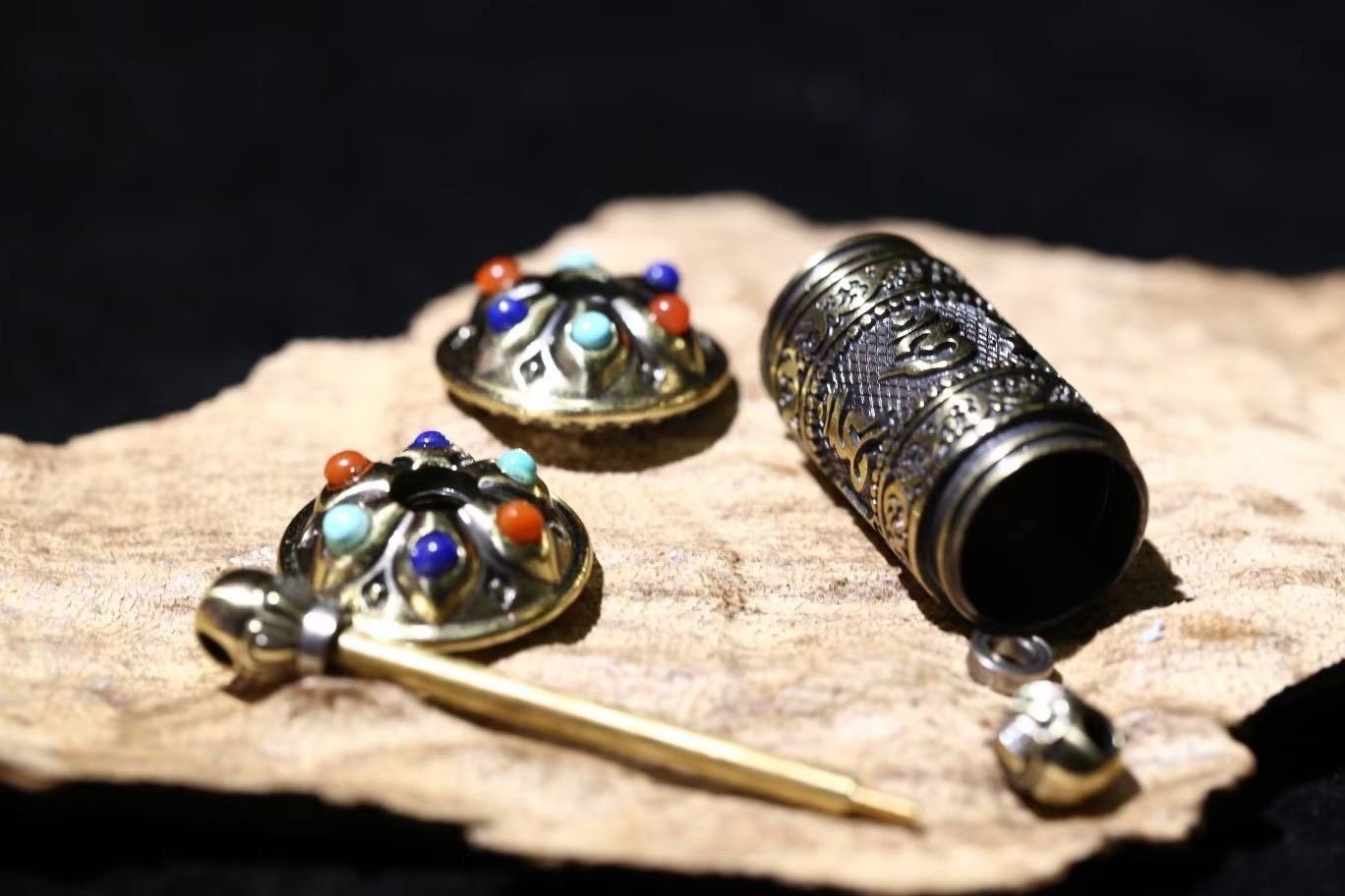 Gau, moulin à prière bouddhisme tibétain, rouleau du sutra du coeur à l'intérieur, mantra de la grande compassion "Om mani padme hum" cuivre - obsidian dragon
