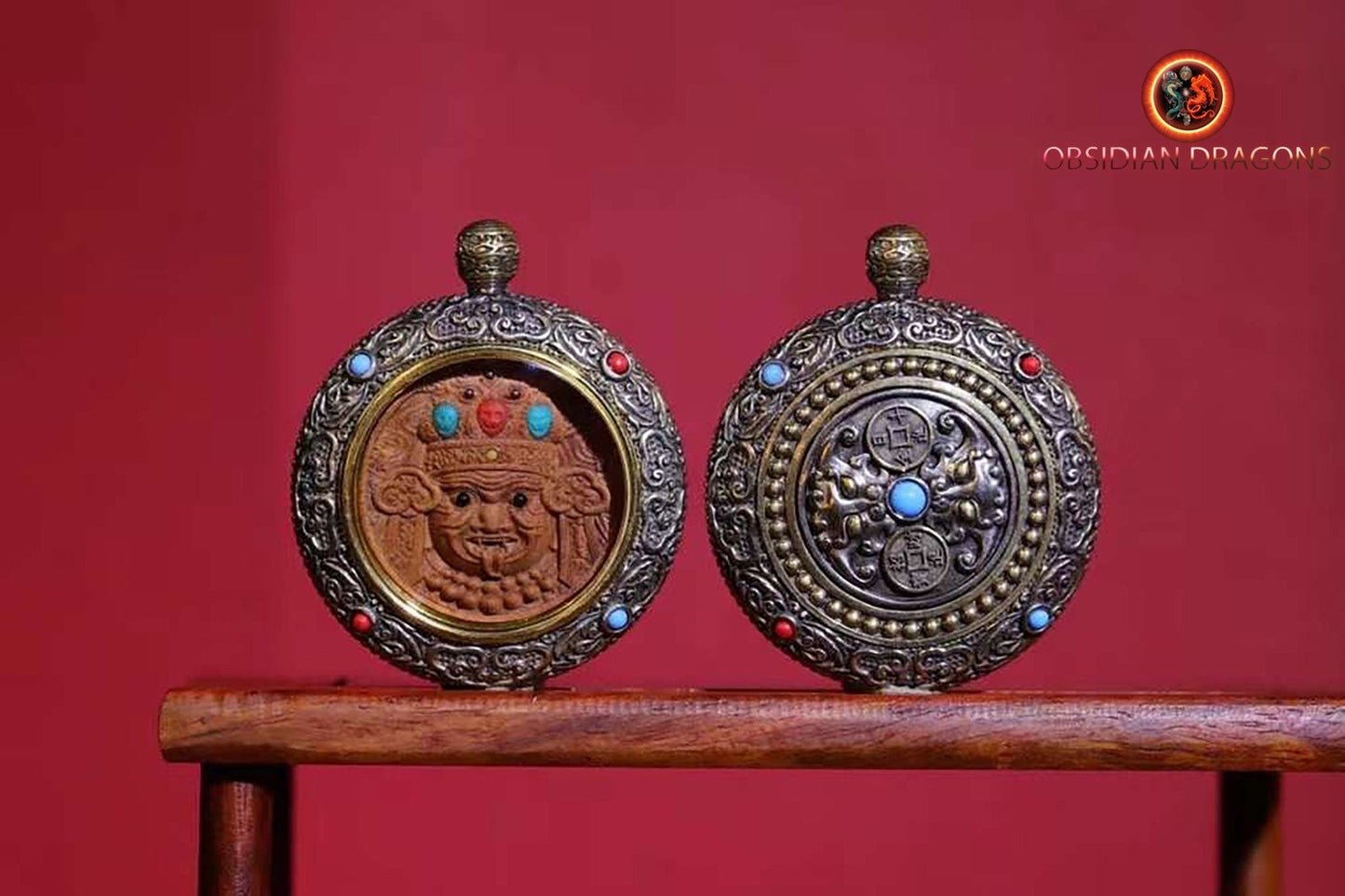 Pendentif, amulette bouddhiste tibétaine, divinité Zakiram richesse et bonne fortune Santal exceptionnel dit de Laoshan argent 925 turquoise - obsidian dragon