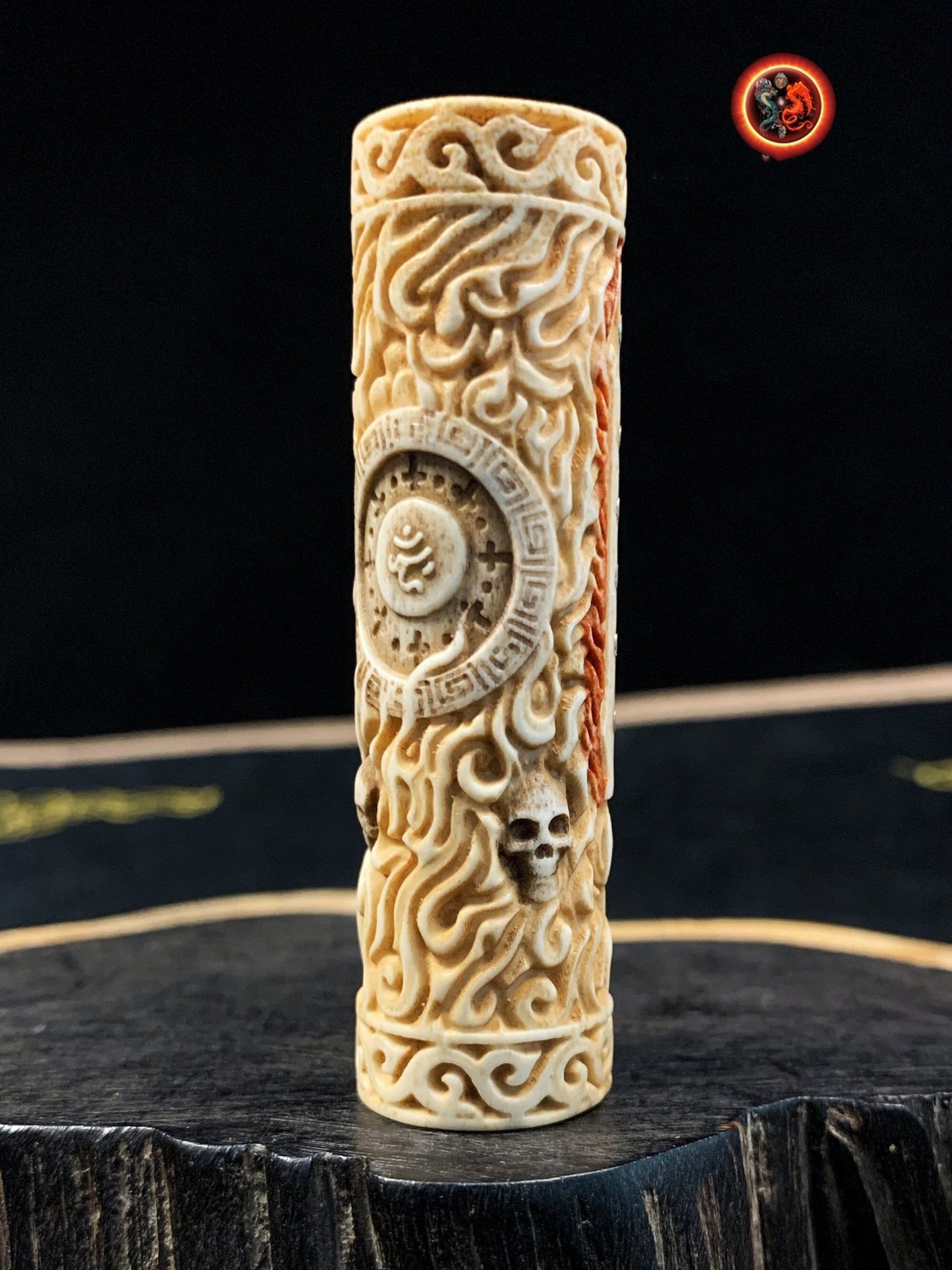 Ojime, Représentation du Bouddha Acala sculpté artisanalement en bois de cerf peint de pigments faits de minéraux broyés. Pièce rare - obsidian dragon