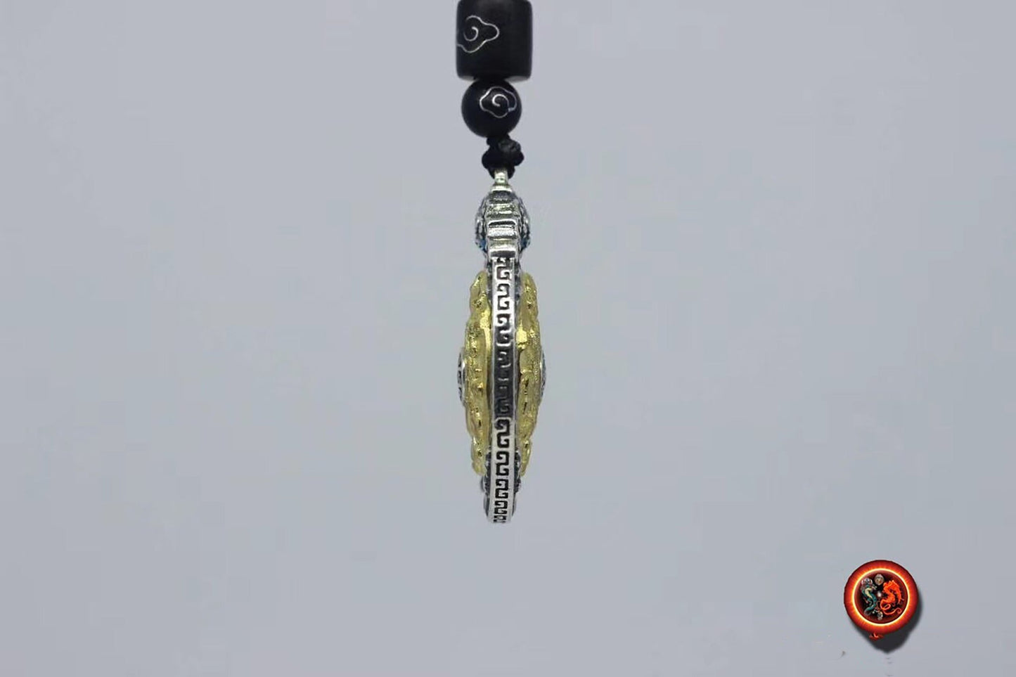 Pendentif Bouddhiste Tibétain traditionnel. Amulette de protection tournant - obsidian dragon