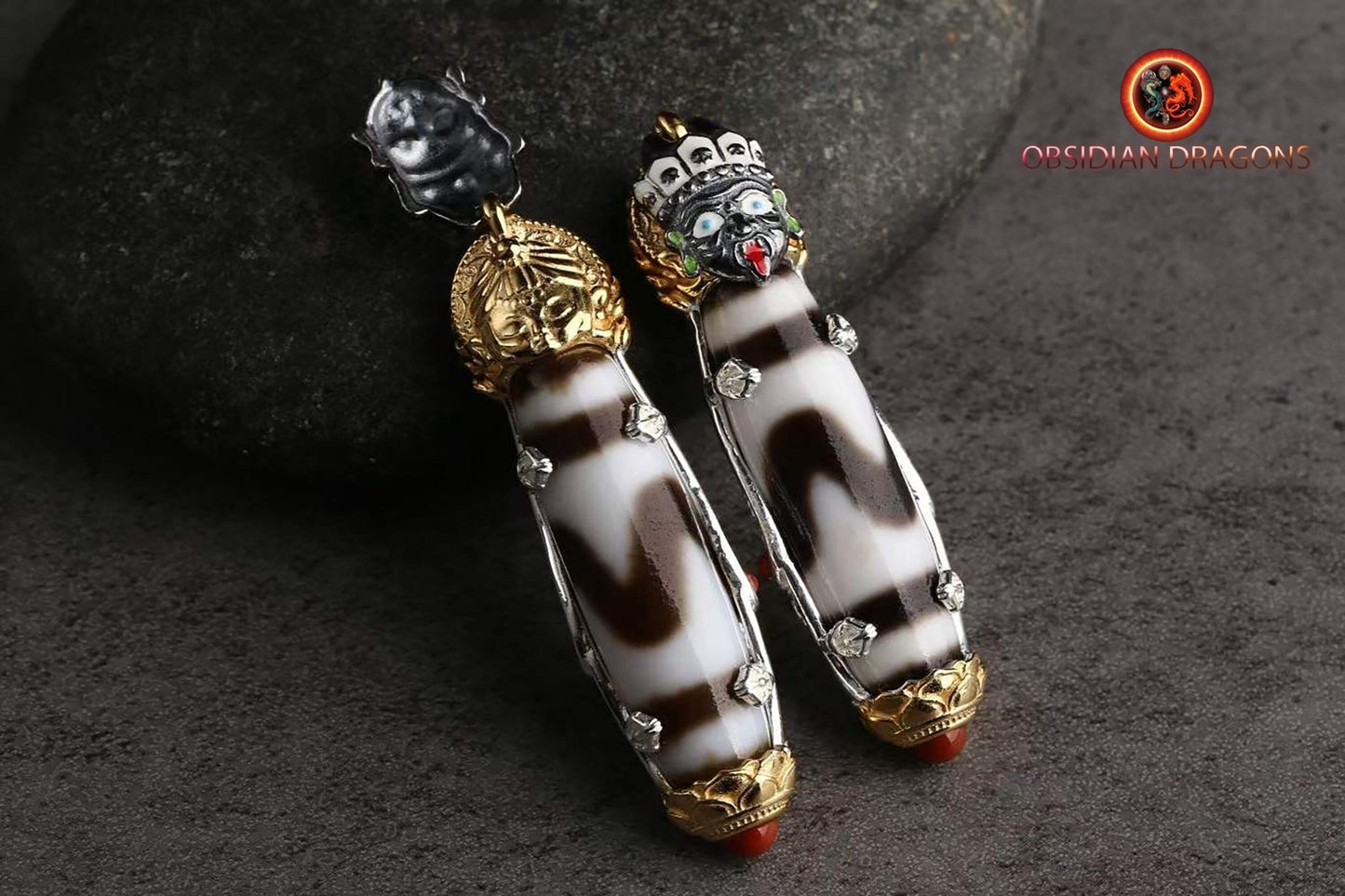 Pendentif, amulette bouddhiste tibétaine de bonne fortune. DZI, agates sacrées tibétaines authentiques "dents de tigre" Déité de la richesse - obsidian dragon
