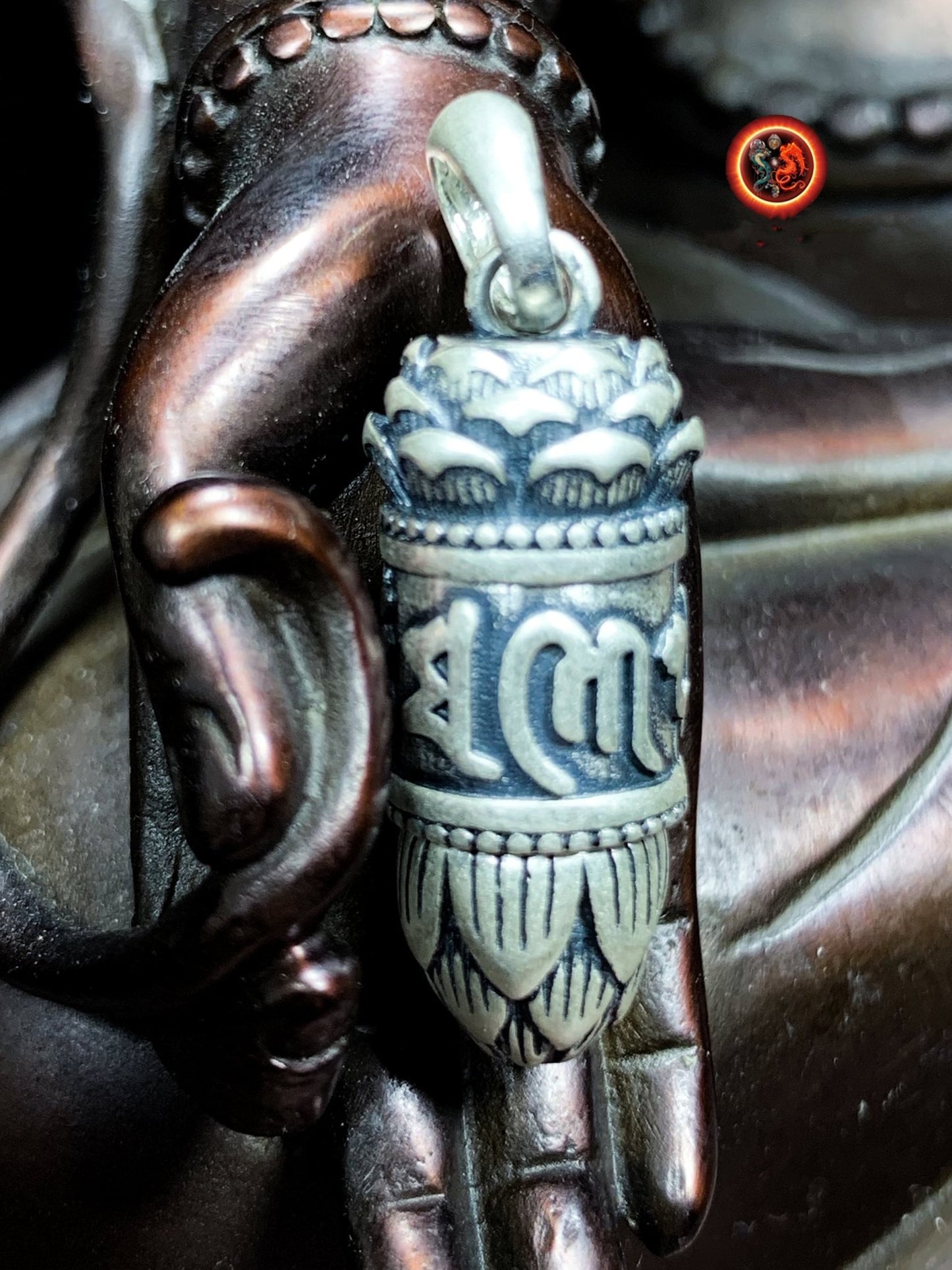 Reliquaire bouddhiste tibetain vajrayana. Moulin a prière ouvrant, lotus. Mantra de la compassion "om mani padme hum". Argent 925 poinçonné - obsidian dragon