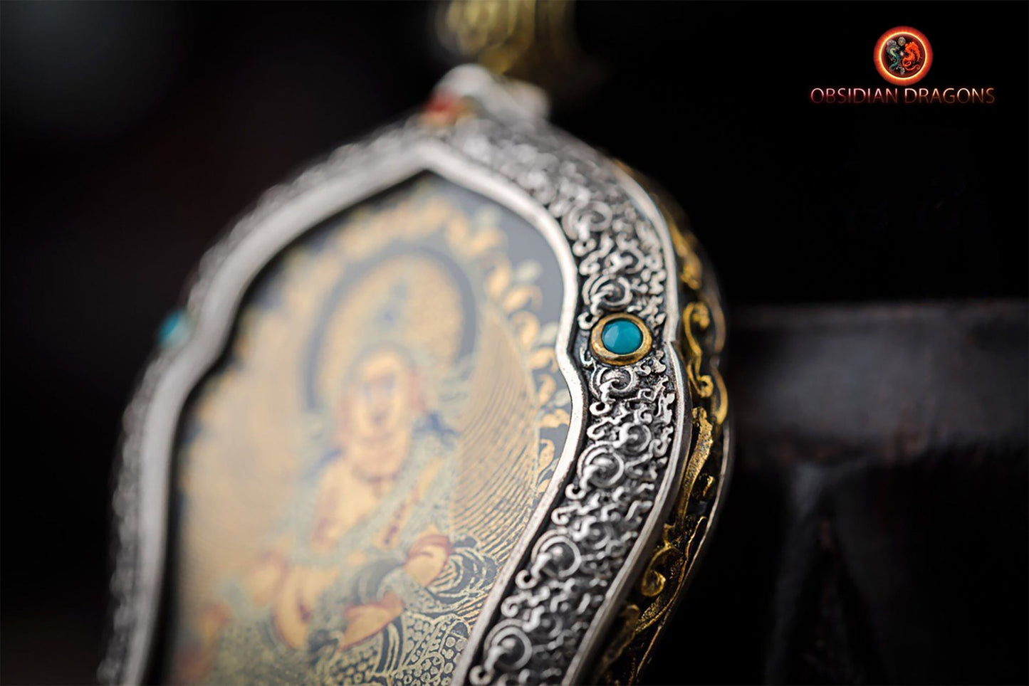 Pendentif Bouddha. Jambhala. Ghau, amulette de protection tibétaine. Véritable tangka artisanal - obsidian dragon