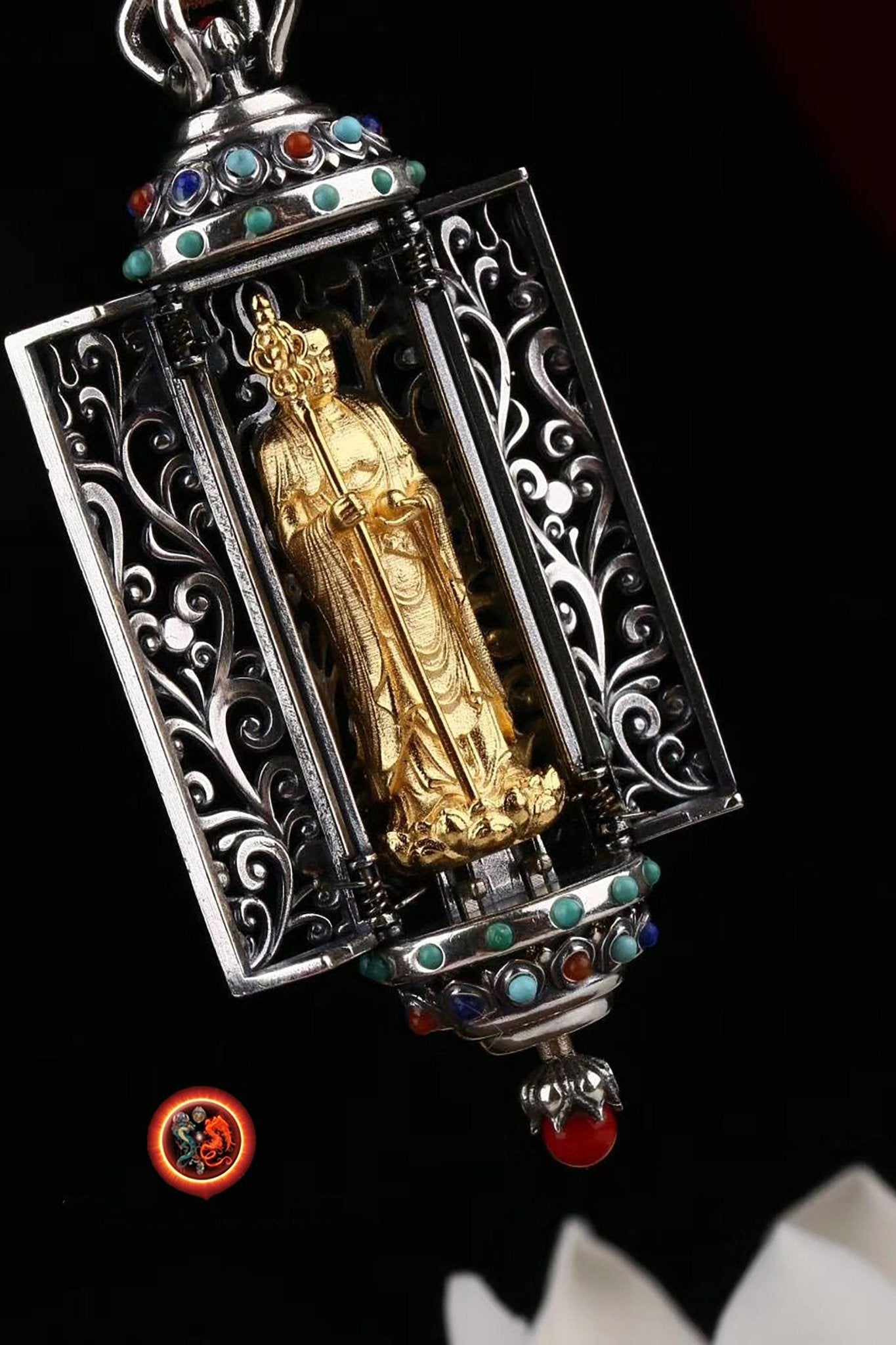 Pendentif autel bouddhiste portatif, Ghau. Dizang/ Jizo. Argent 925 plaqué or 24K. Turquoise d'Arizona, agate dite nan hong, - obsidian dragon