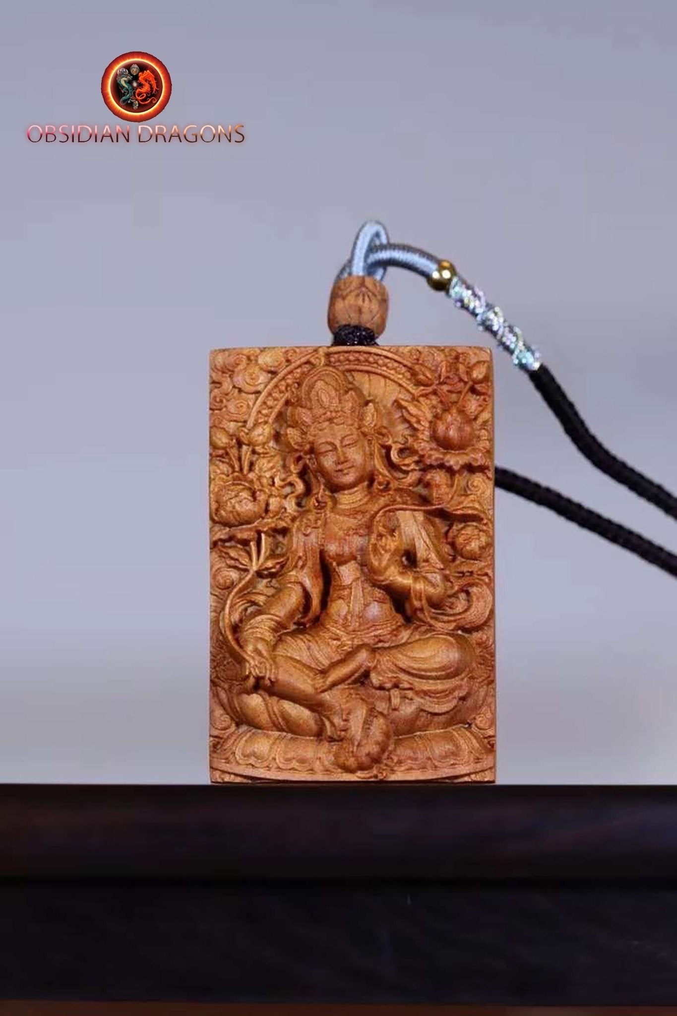 pendentif bouddha, bouddhiste tibetain en santal exceptionnel dit "Laoshan" originaire de Mysore en Inde. Déité Tara sous sa forme verte. - obsidian dragon
