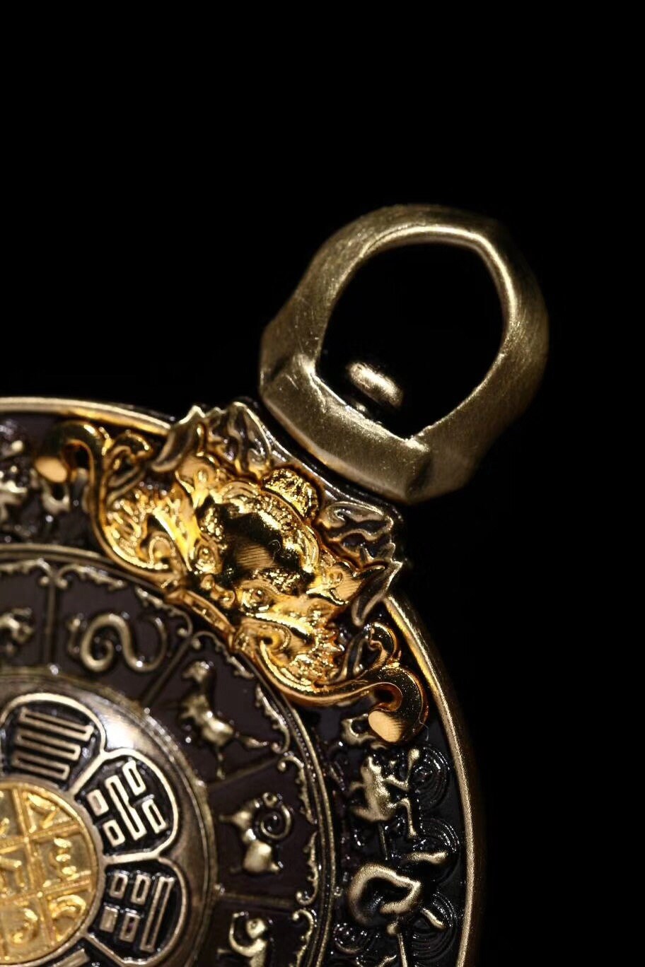 pendentif bouddhiste , amulette de protection tibetaine, talisman feng shui. Roue de la vie bouddhiste tournante. Cuivre. - obsidian dragon