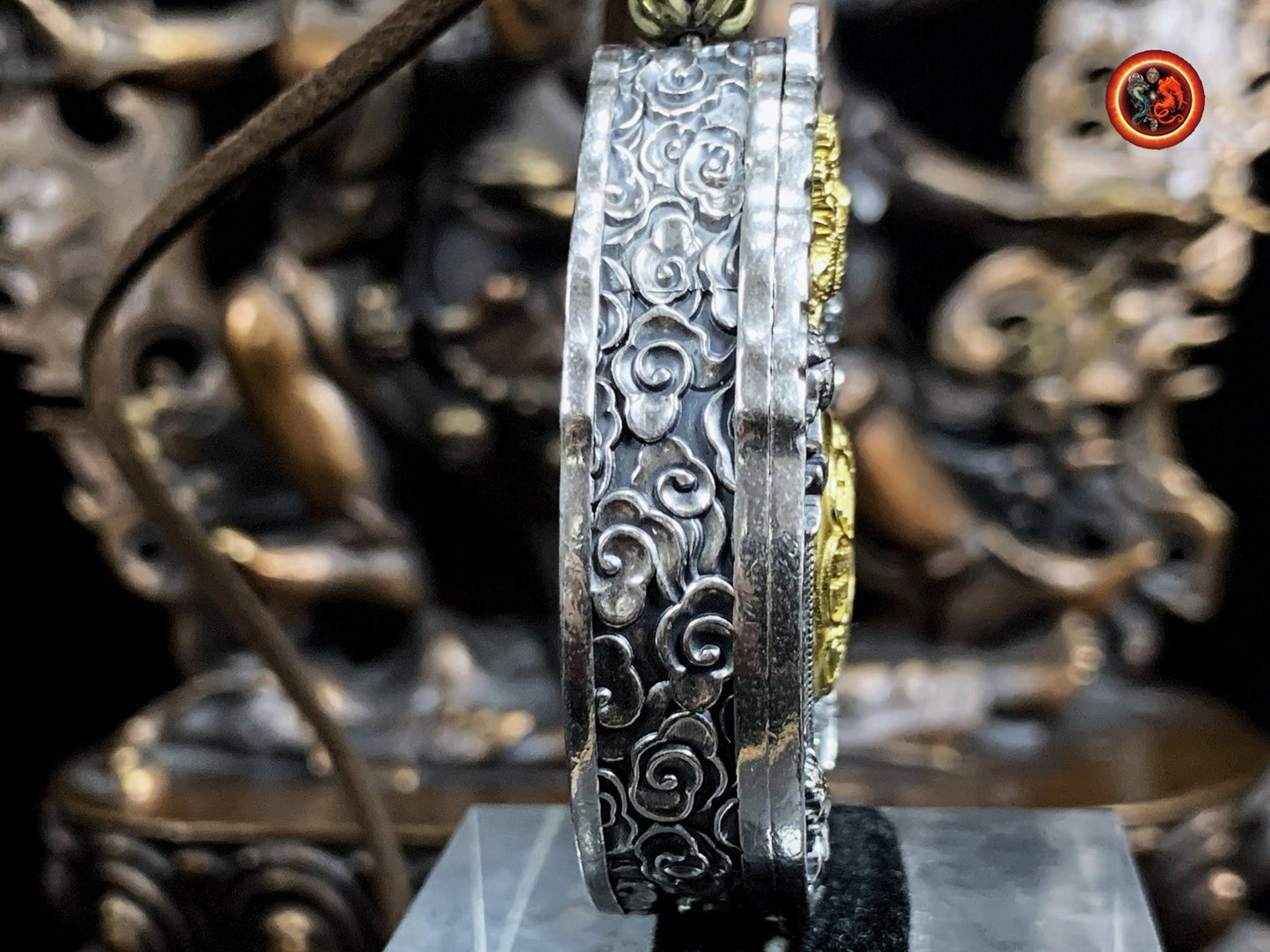 Pendentif, reliquaire, protection bouddhiste tibétaine. ouvrant, trigrammes bagua tournant. Argent 925. Roue du dharma - obsidian dragon